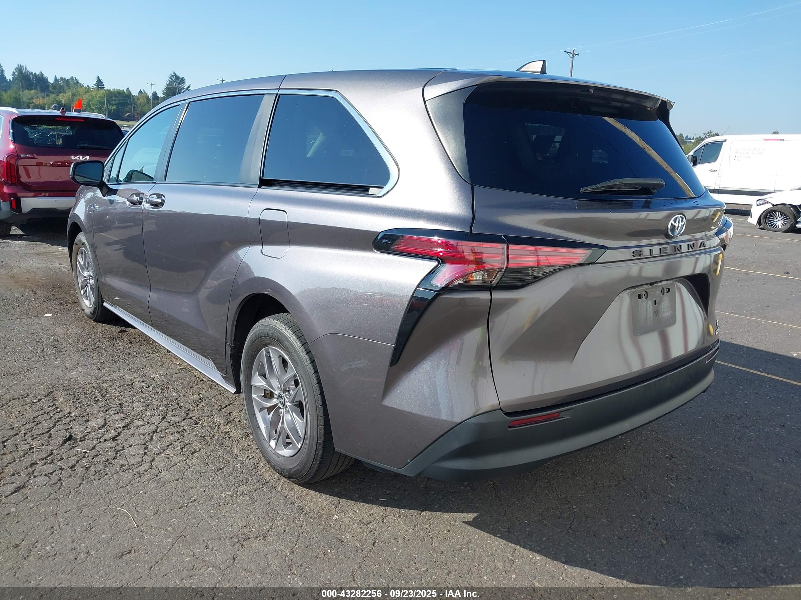 TOYOTA SIENNA image 3