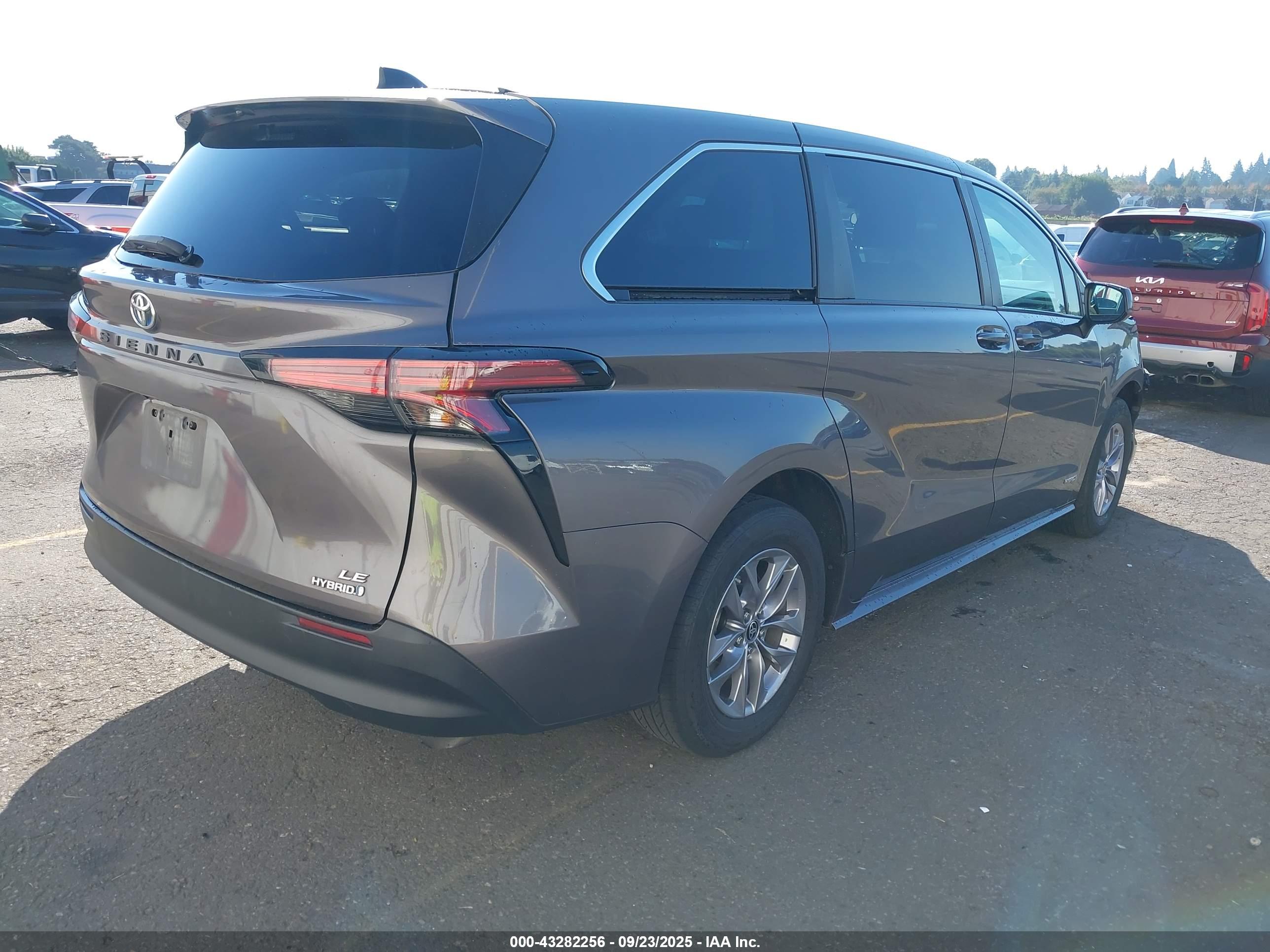 TOYOTA SIENNA image 4