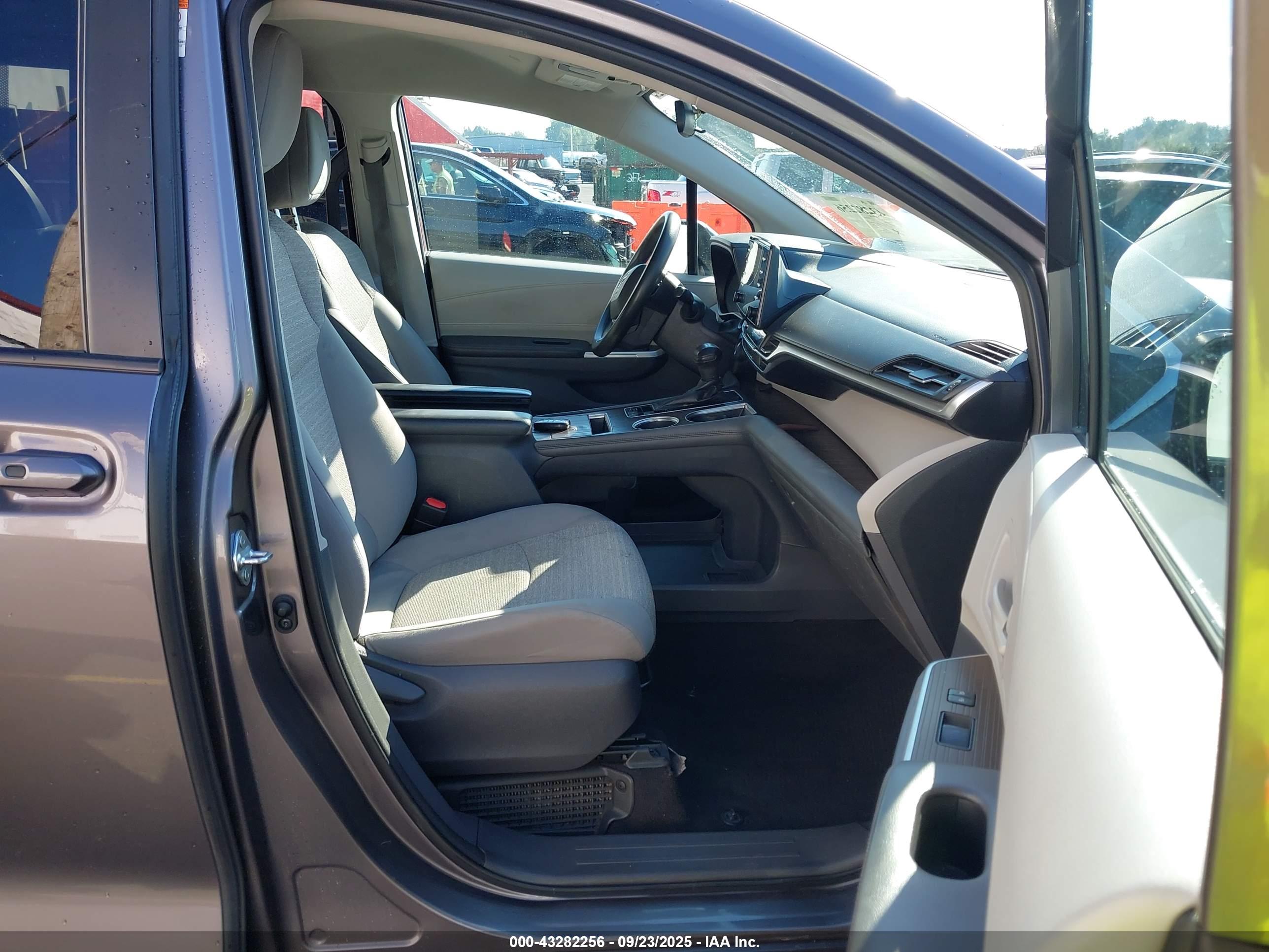 TOYOTA SIENNA image 5
