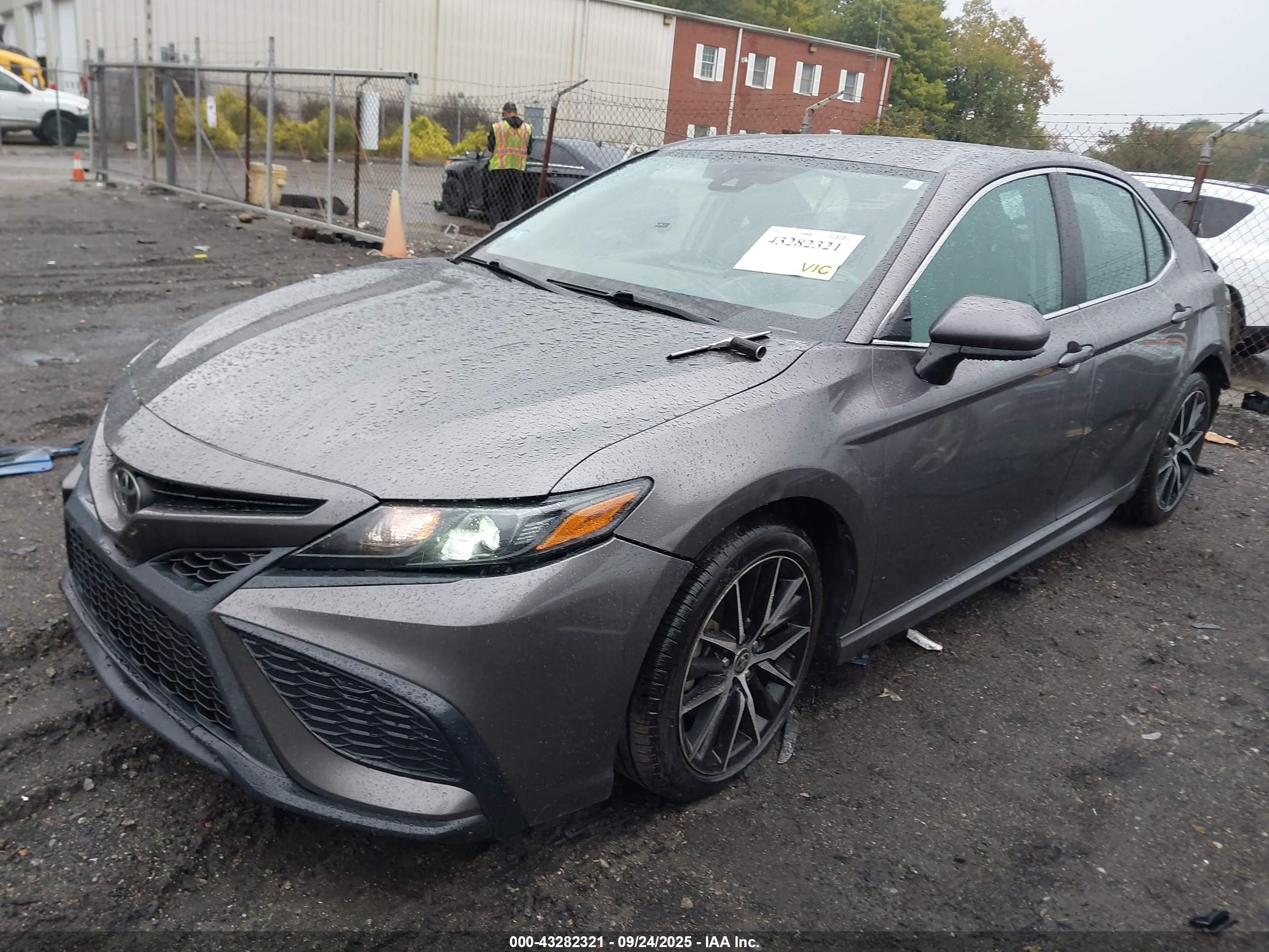 TOYOTA CAMRY image 2