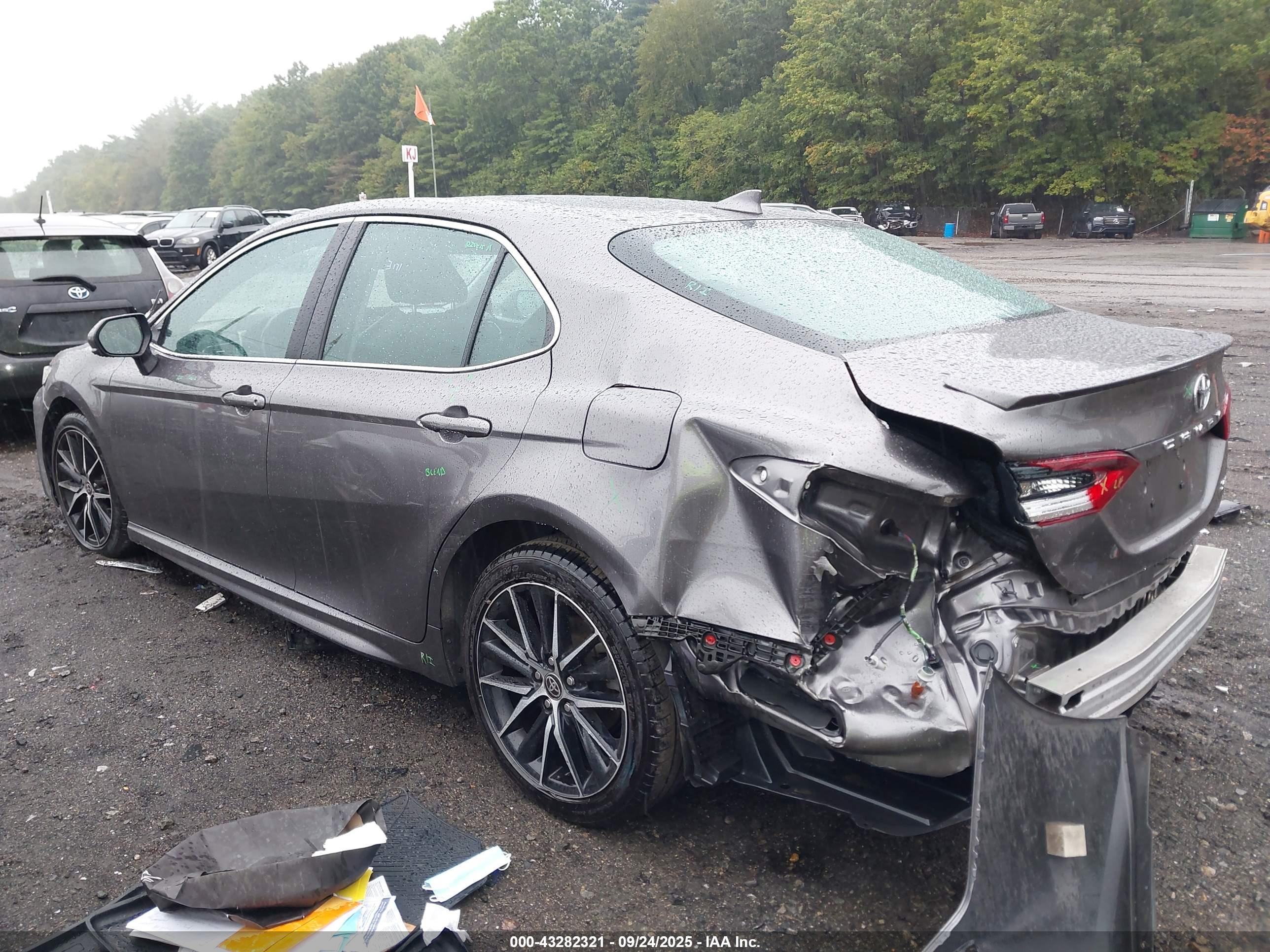 TOYOTA CAMRY image 3