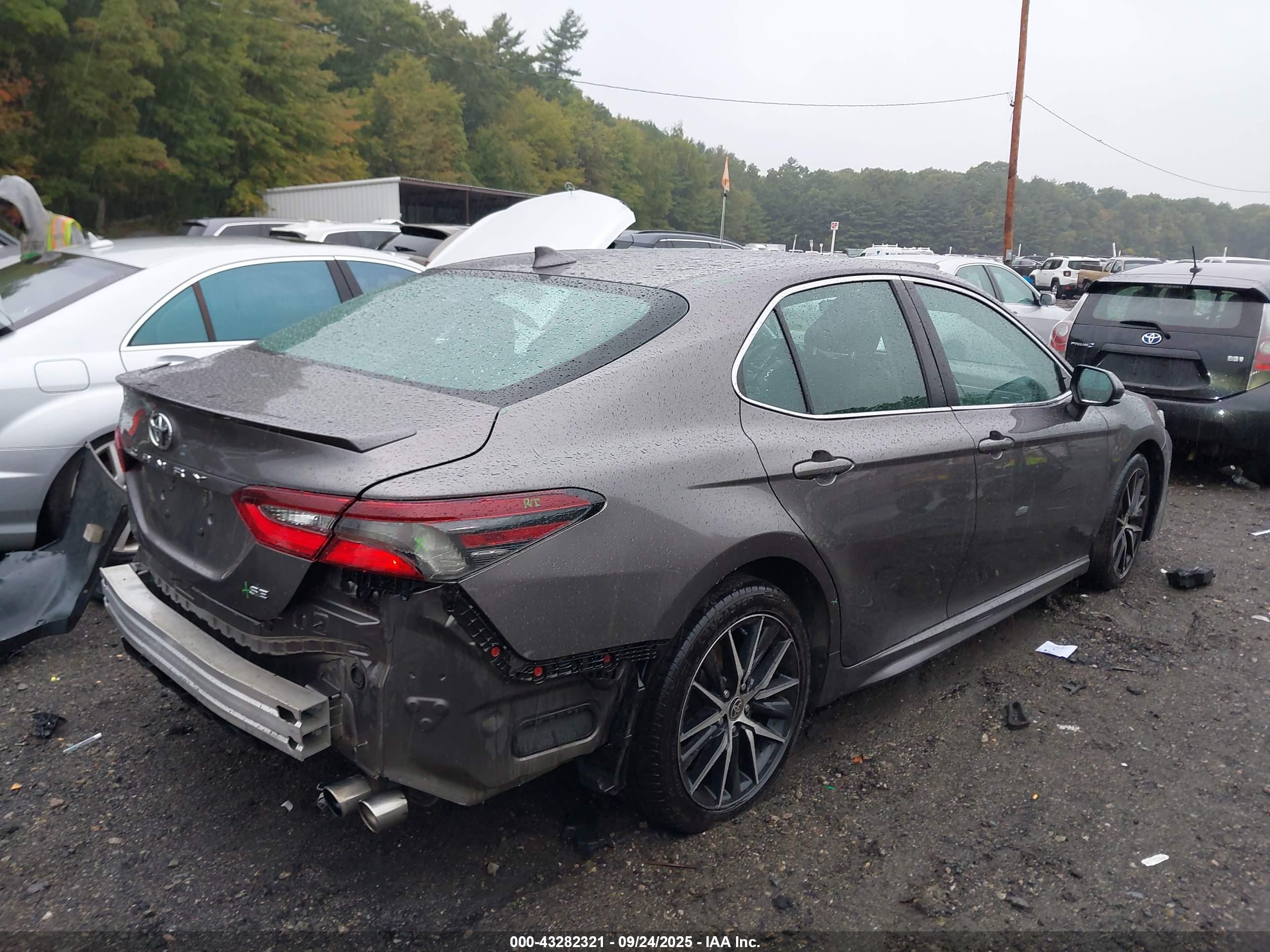 TOYOTA CAMRY image 4