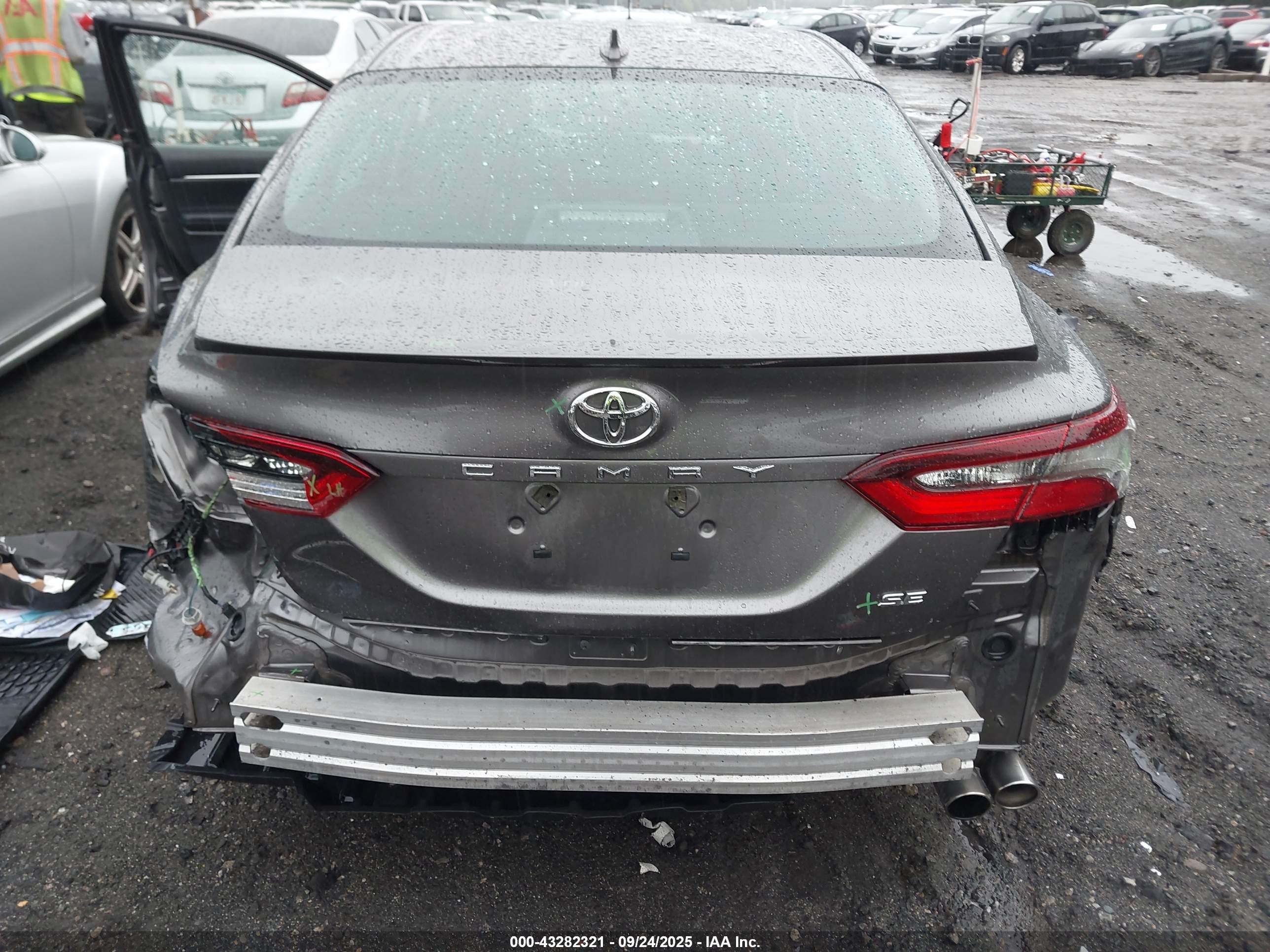 TOYOTA CAMRY image 6