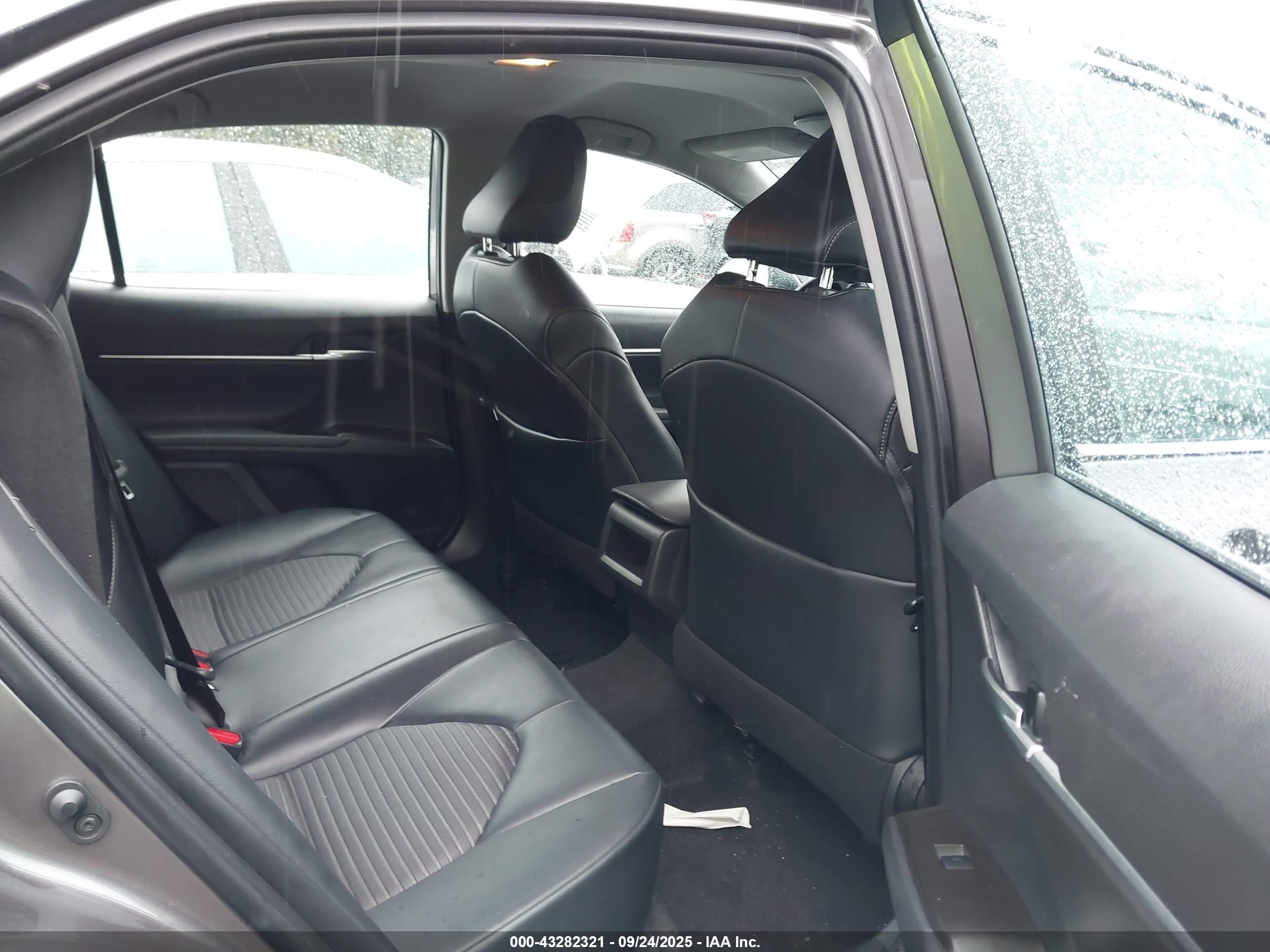 TOYOTA CAMRY image 8