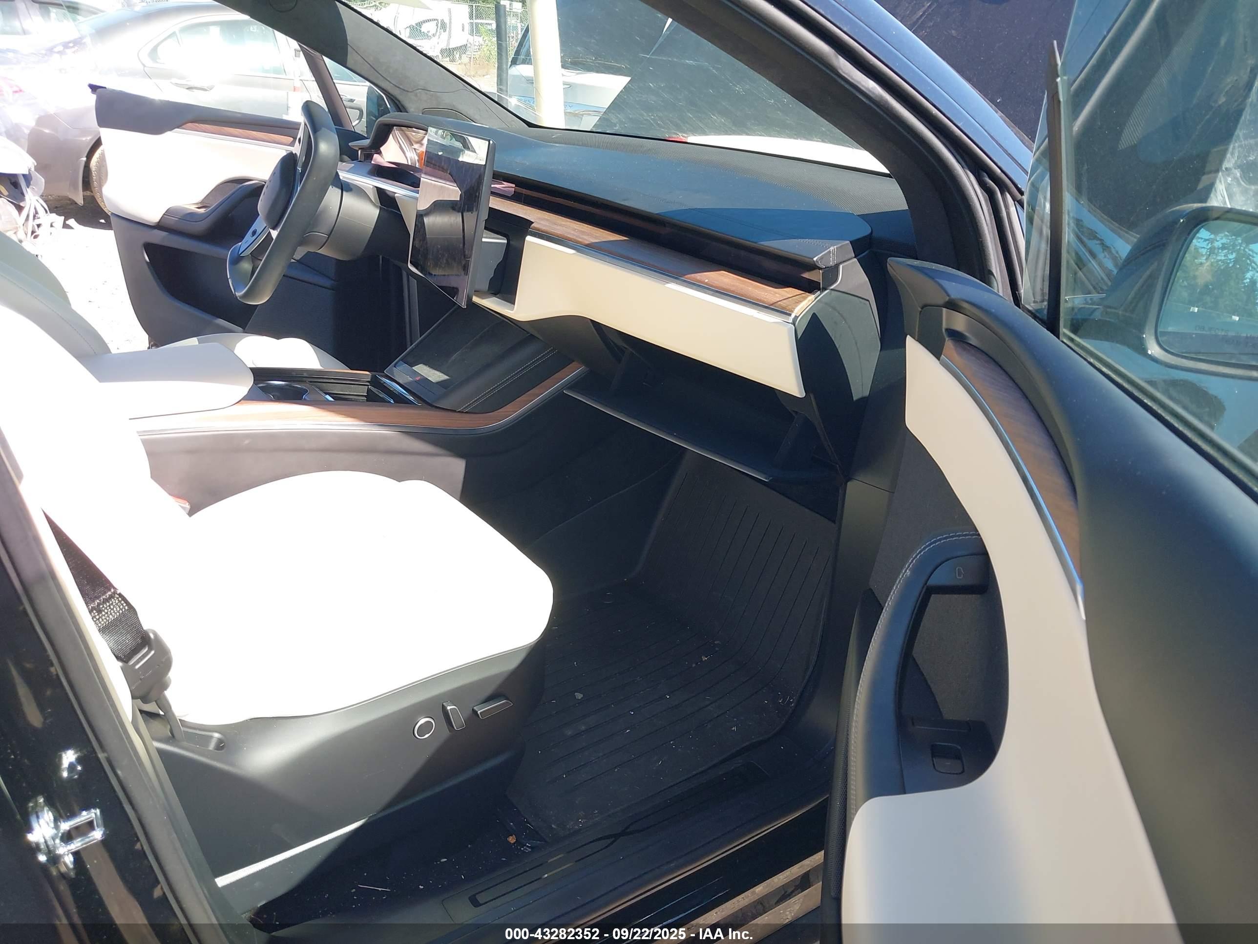 TESLA MODEL image 5