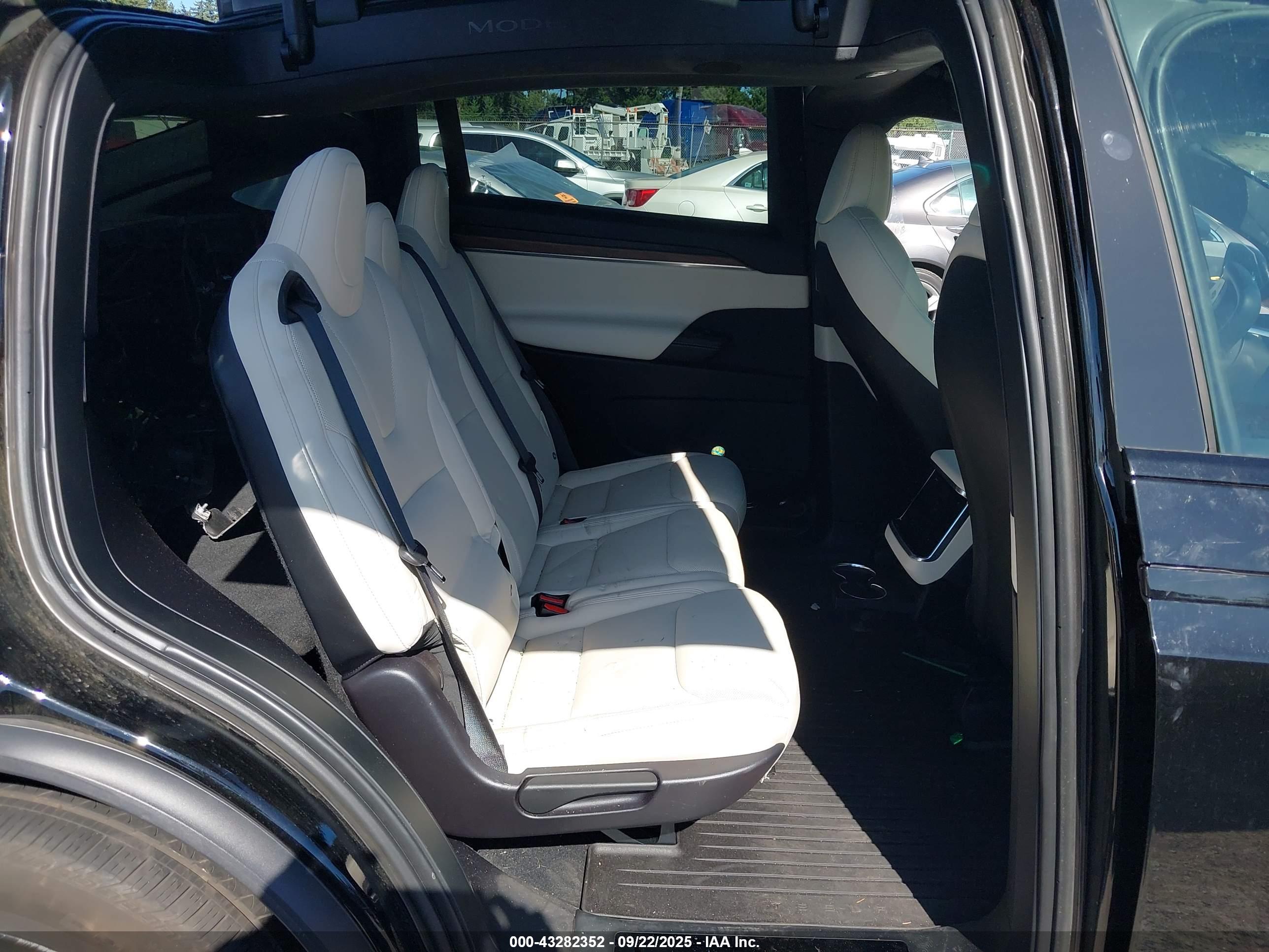 TESLA MODEL image 8