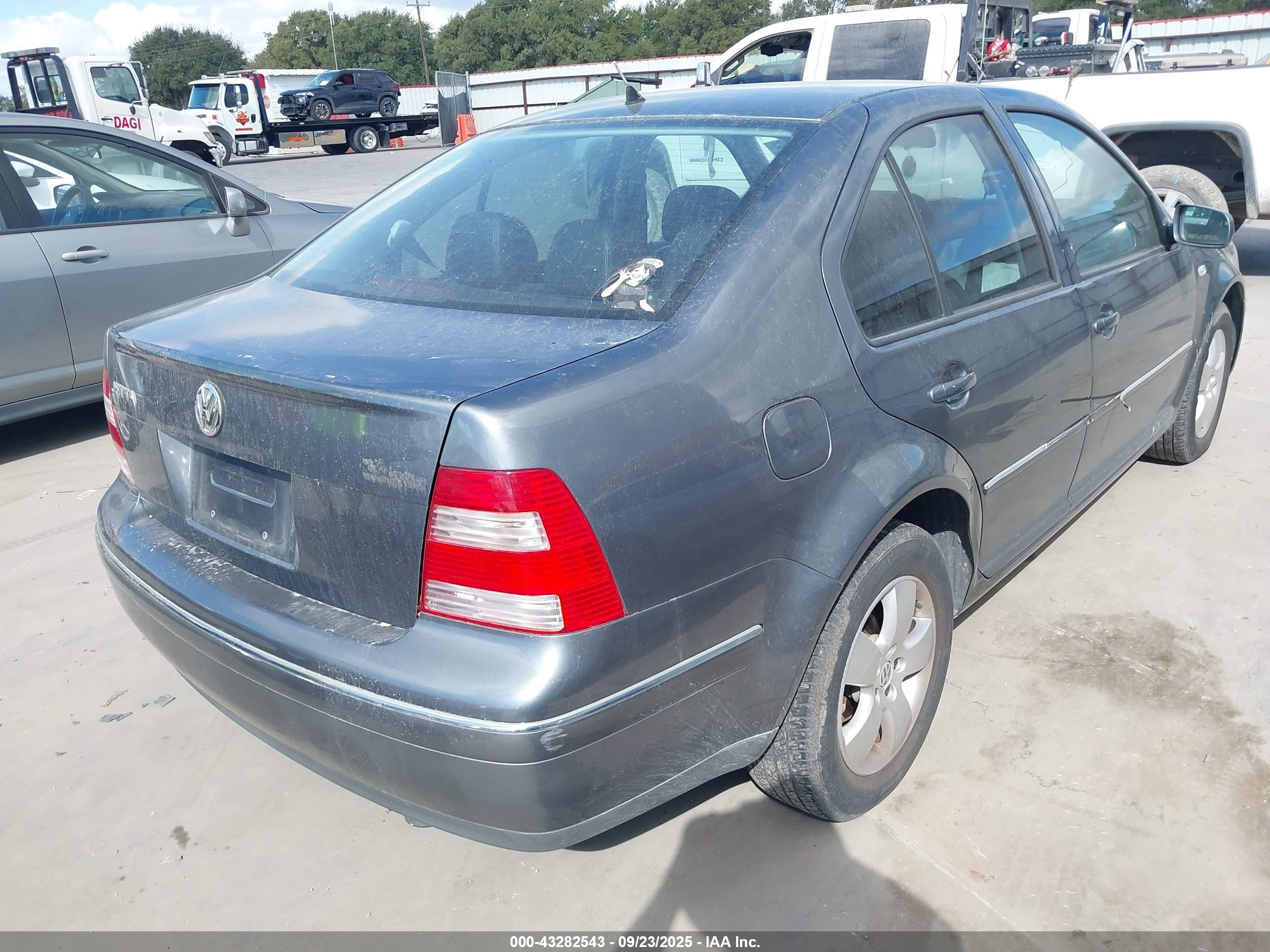 VOLKSWAGEN JETTA image 4
