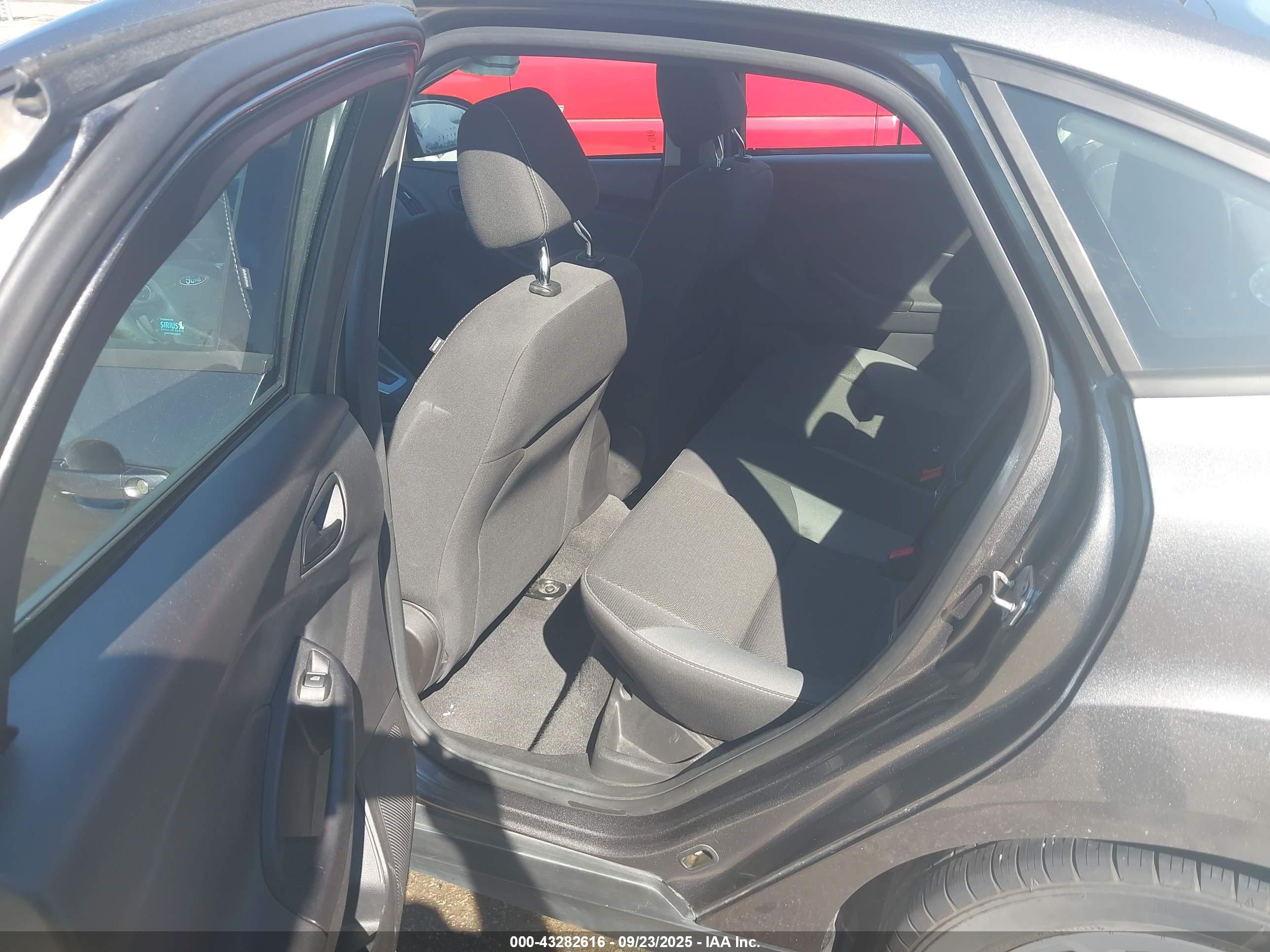 FORD FOCUS image 8