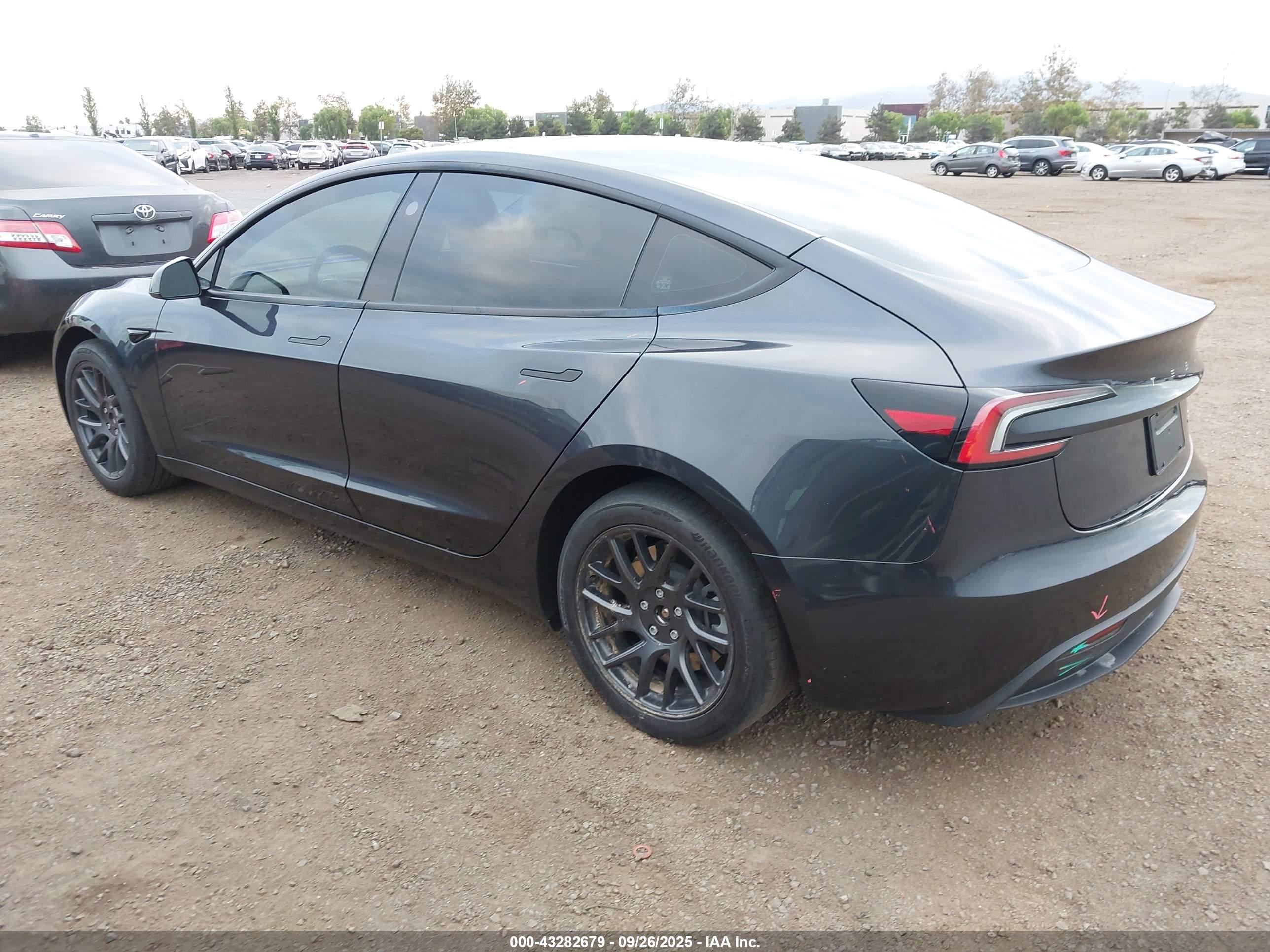 TESLA MODEL image 3