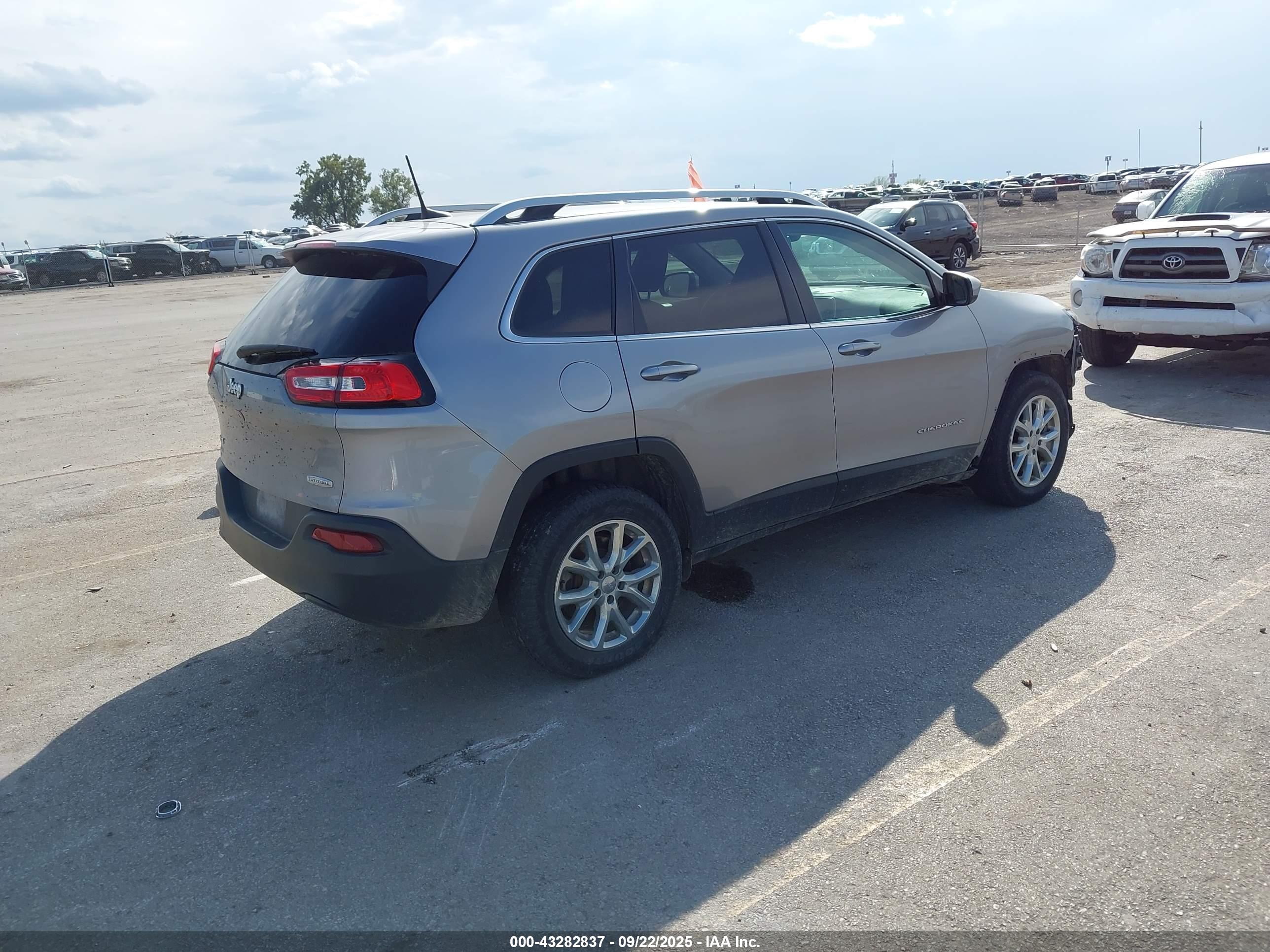 JEEP CHEROKEE image 4