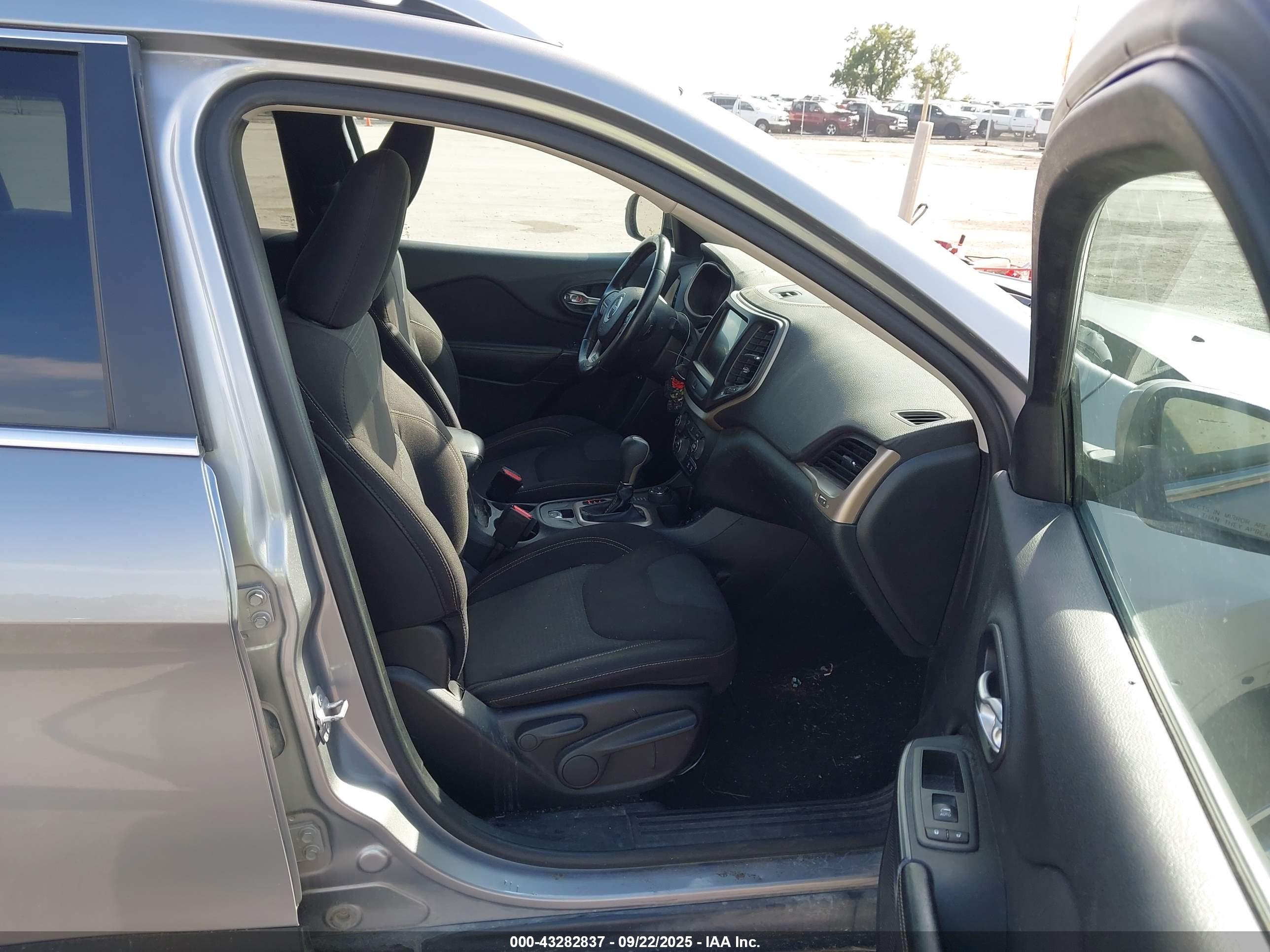 JEEP CHEROKEE image 5