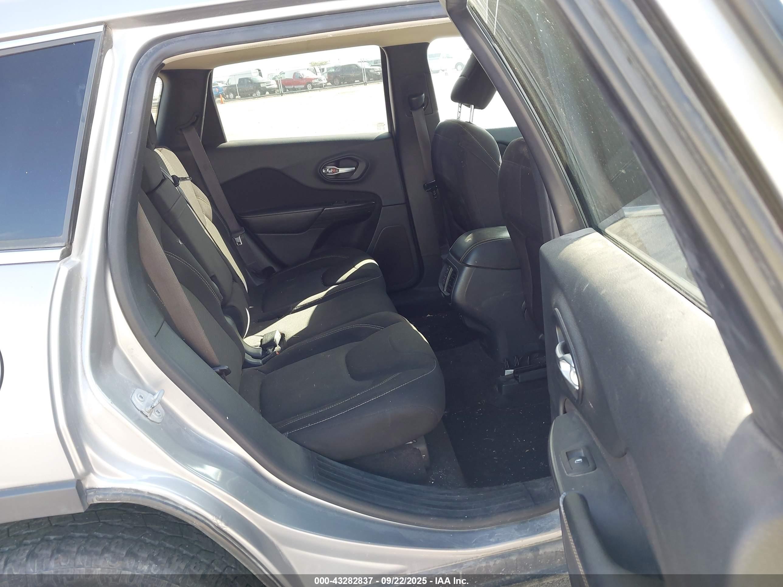 JEEP CHEROKEE image 8