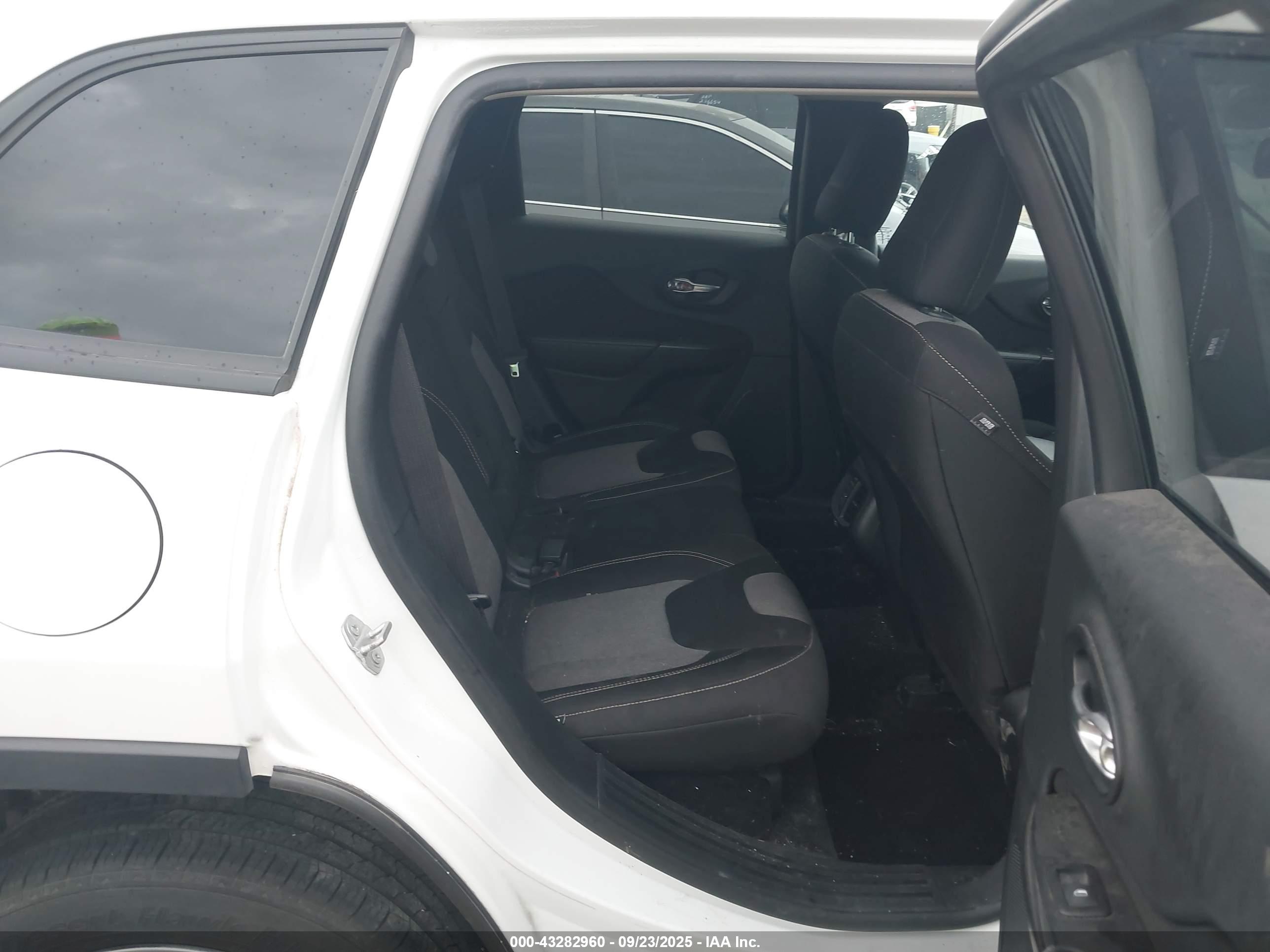 JEEP CHEROKEE image 8
