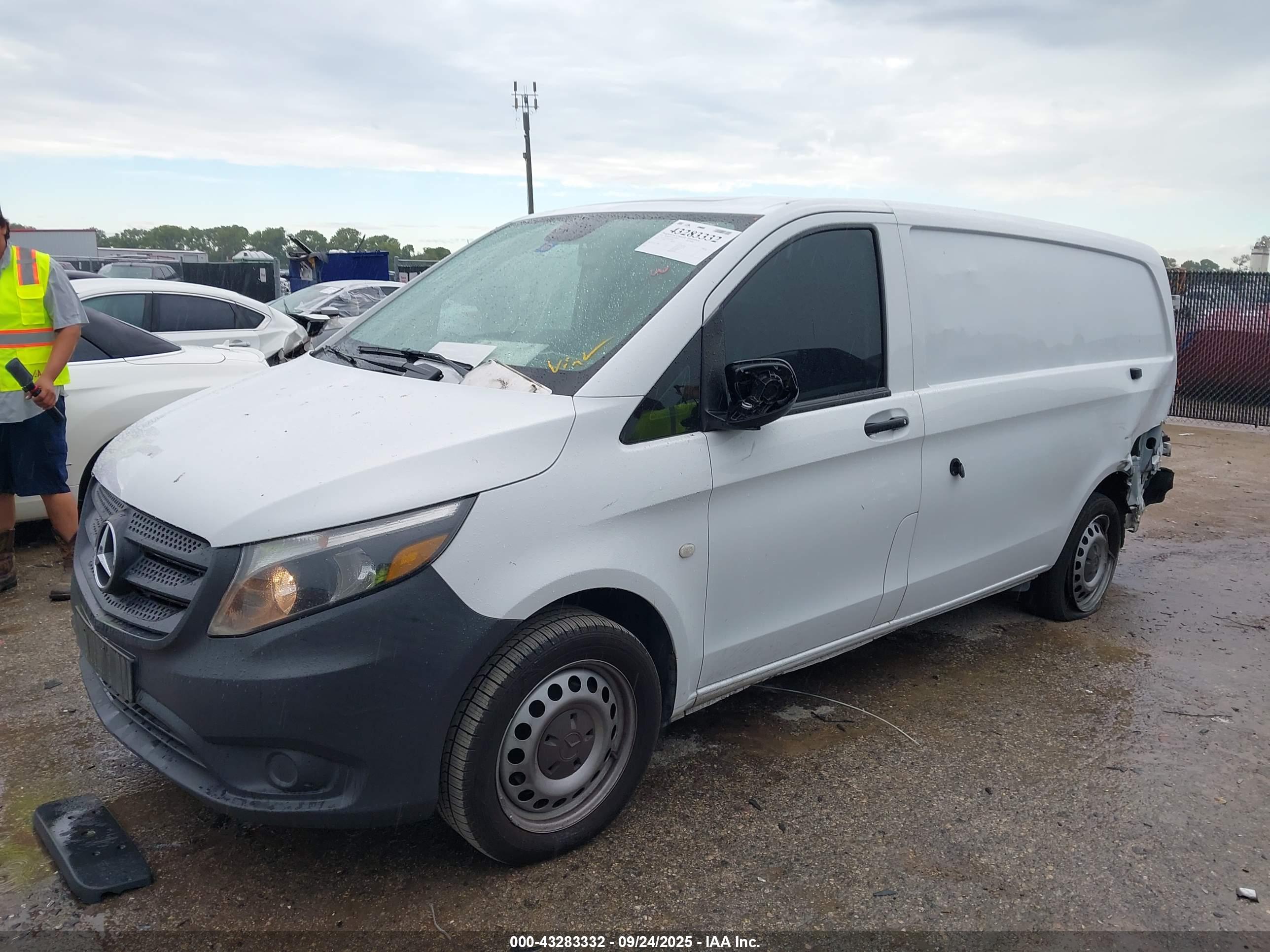 MERCEDES-BENZ METRIS image 2