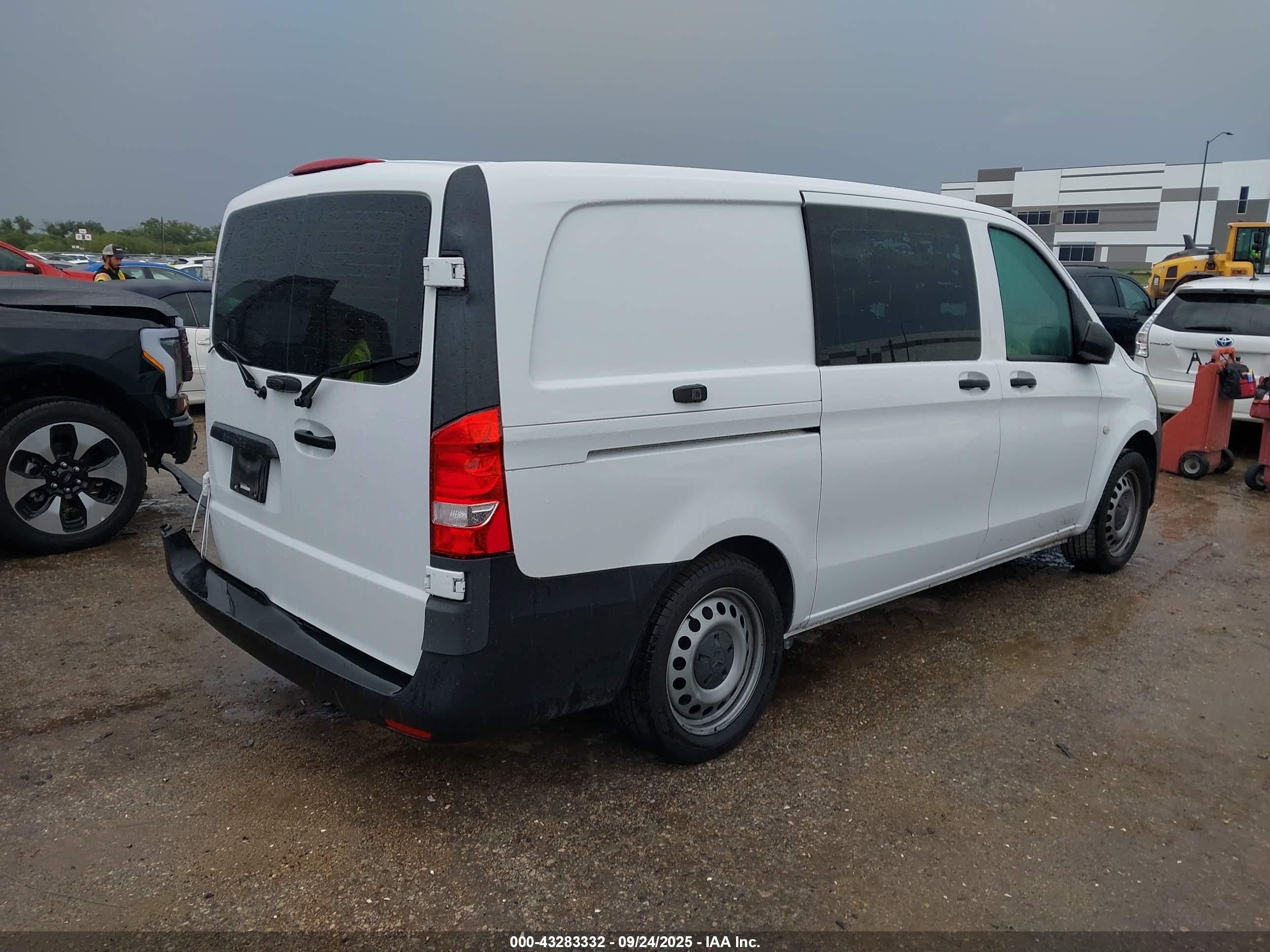 MERCEDES-BENZ METRIS image 4
