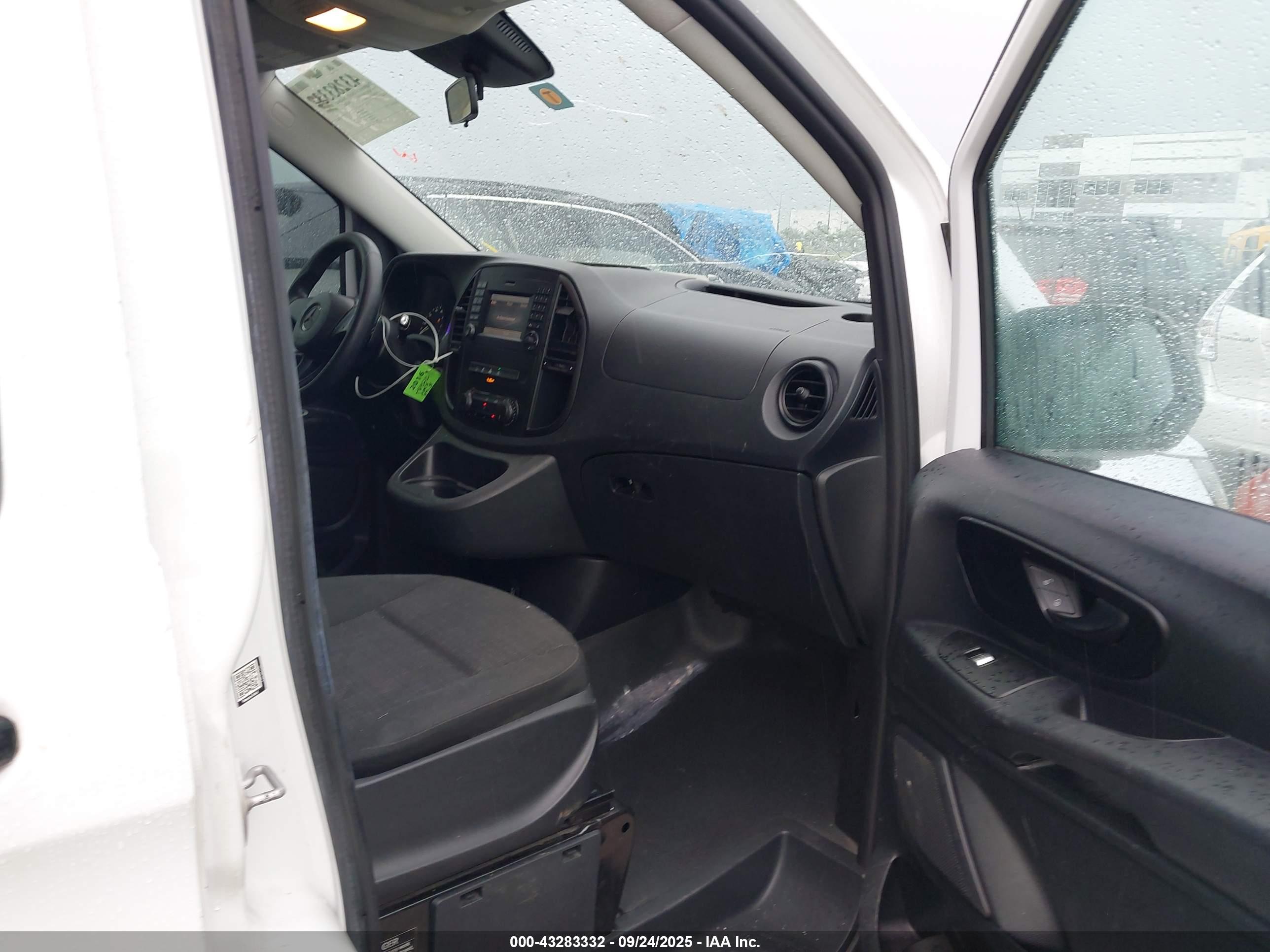 MERCEDES-BENZ METRIS image 5