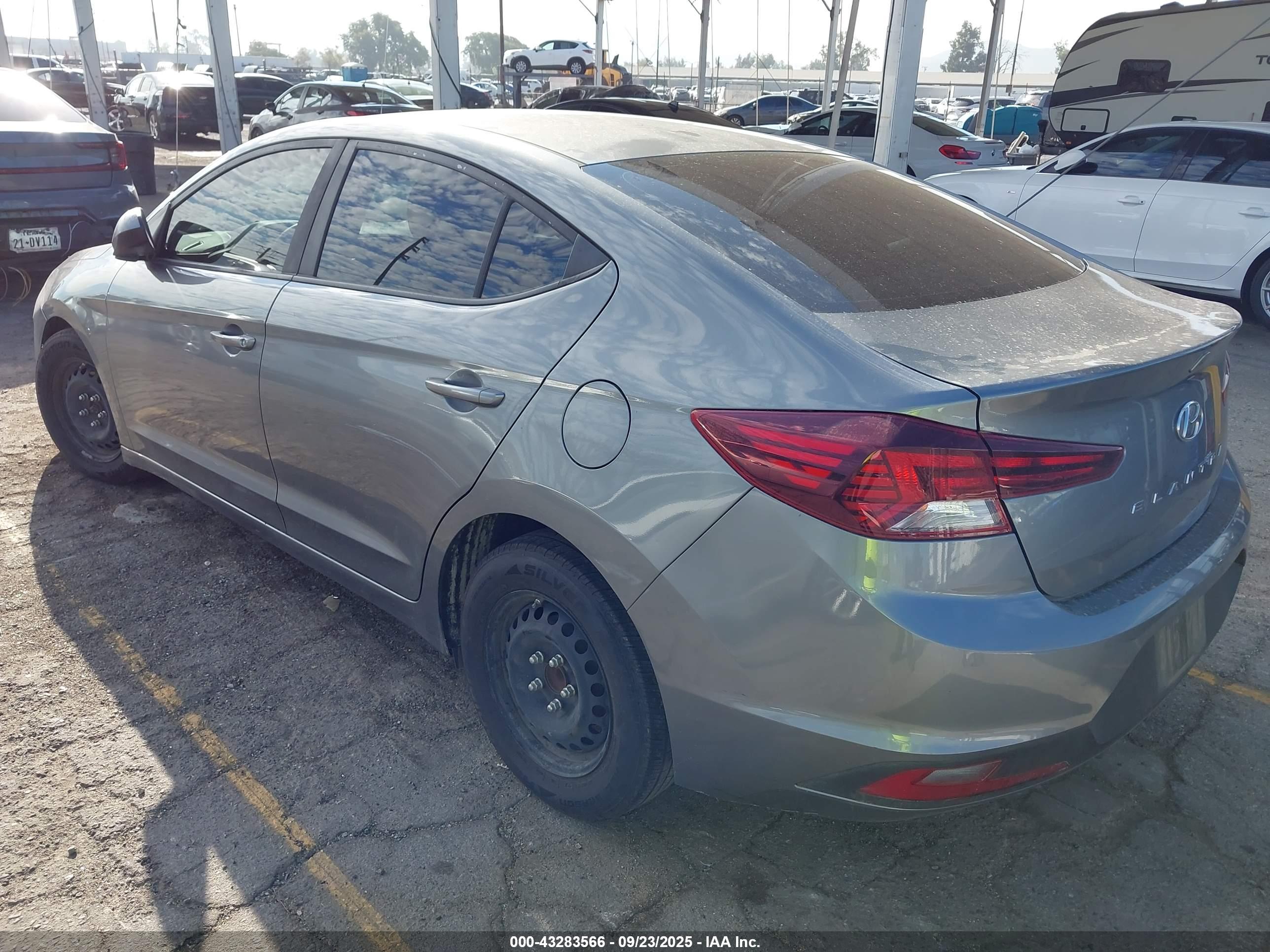 HYUNDAI ELANTRA image 3
