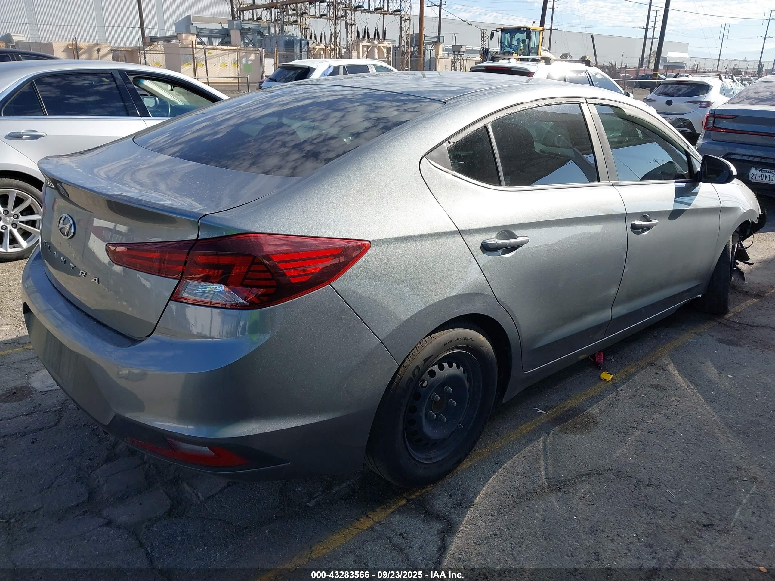 HYUNDAI ELANTRA image 4