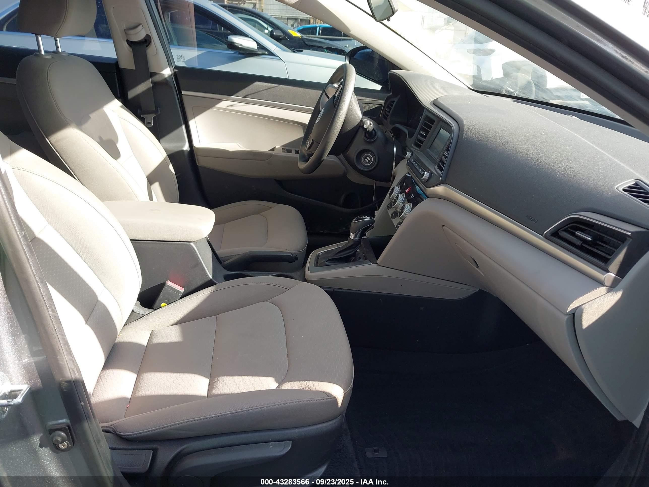 HYUNDAI ELANTRA image 5