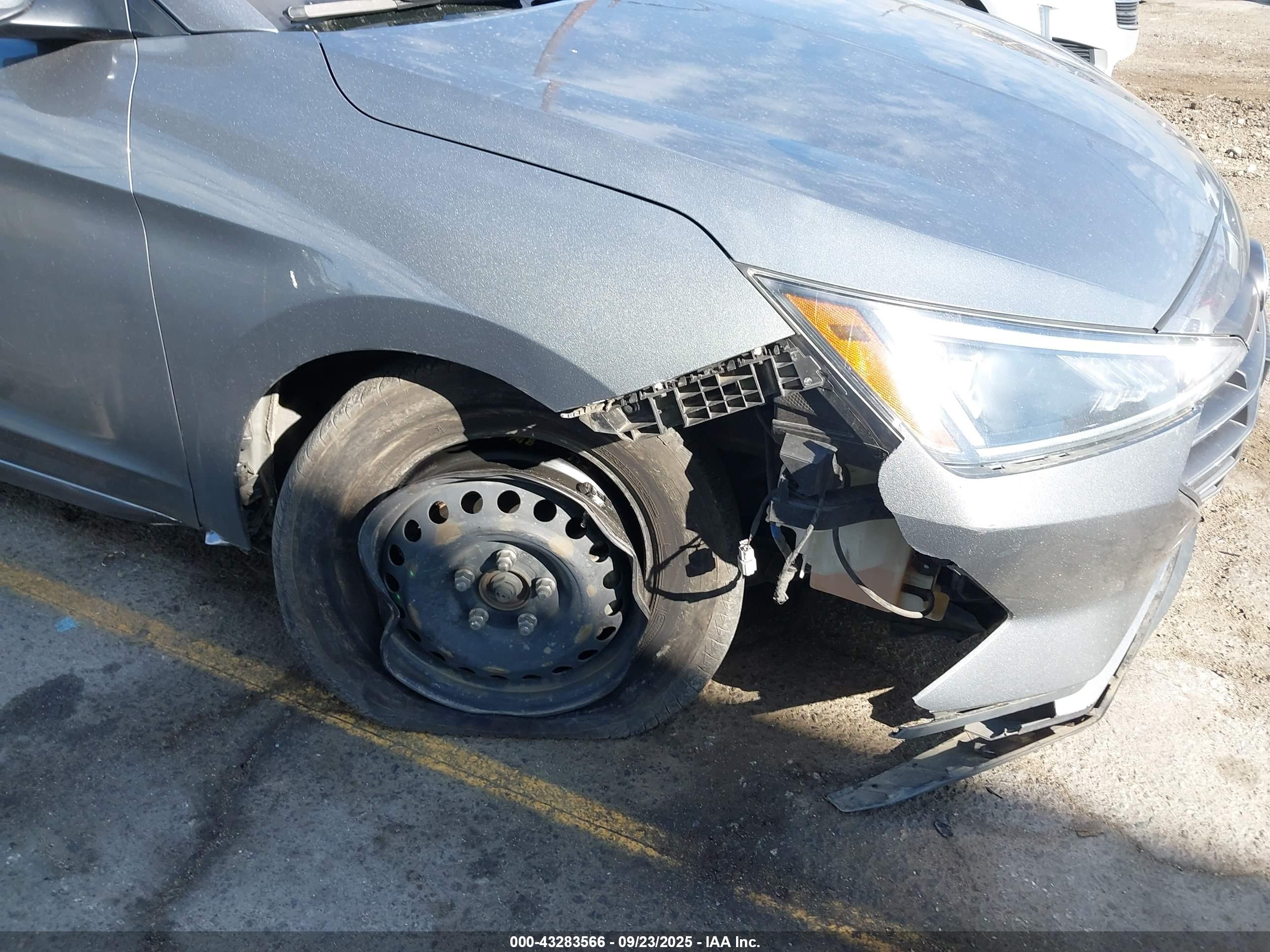 HYUNDAI ELANTRA image 6