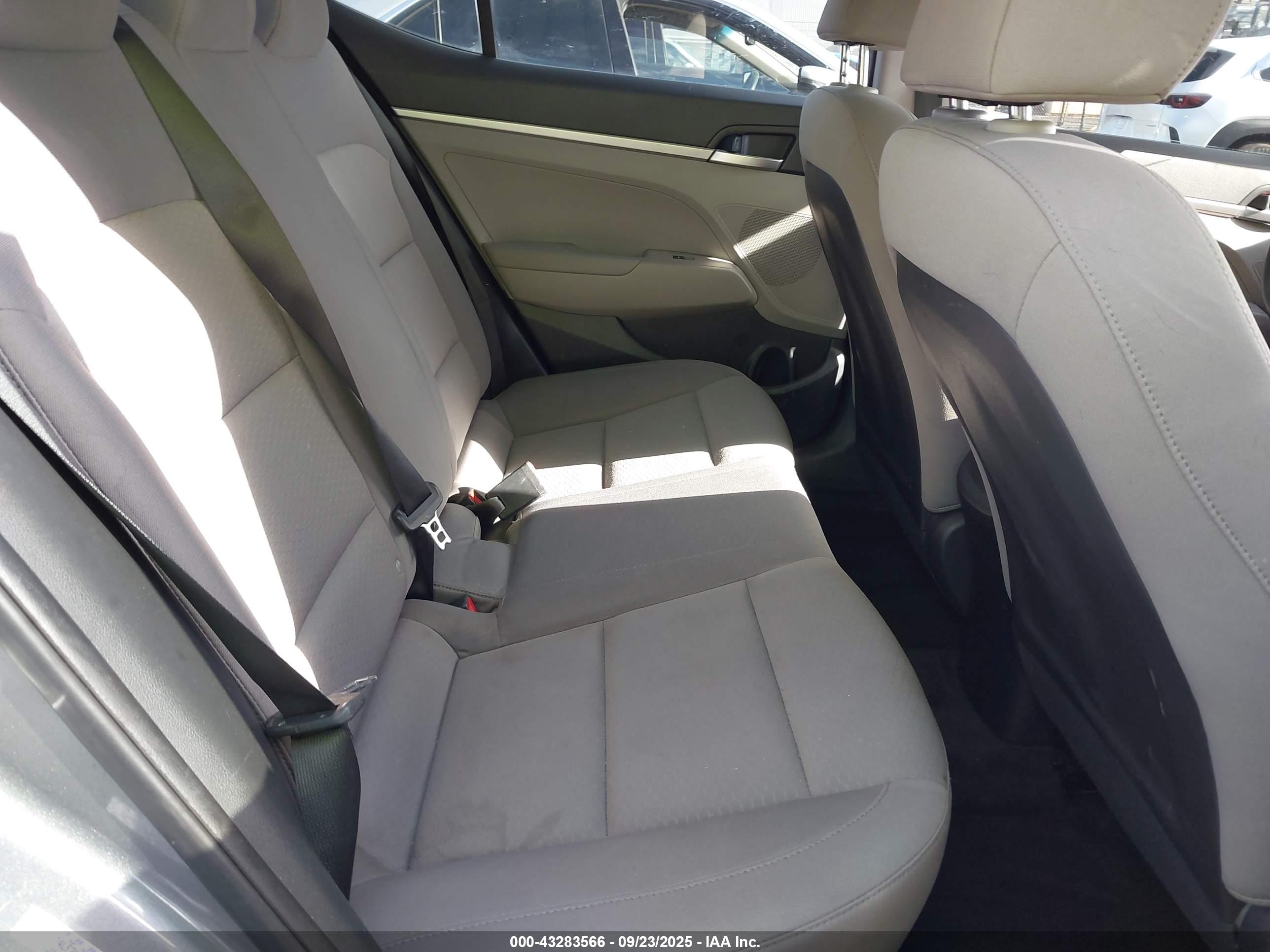 HYUNDAI ELANTRA image 8