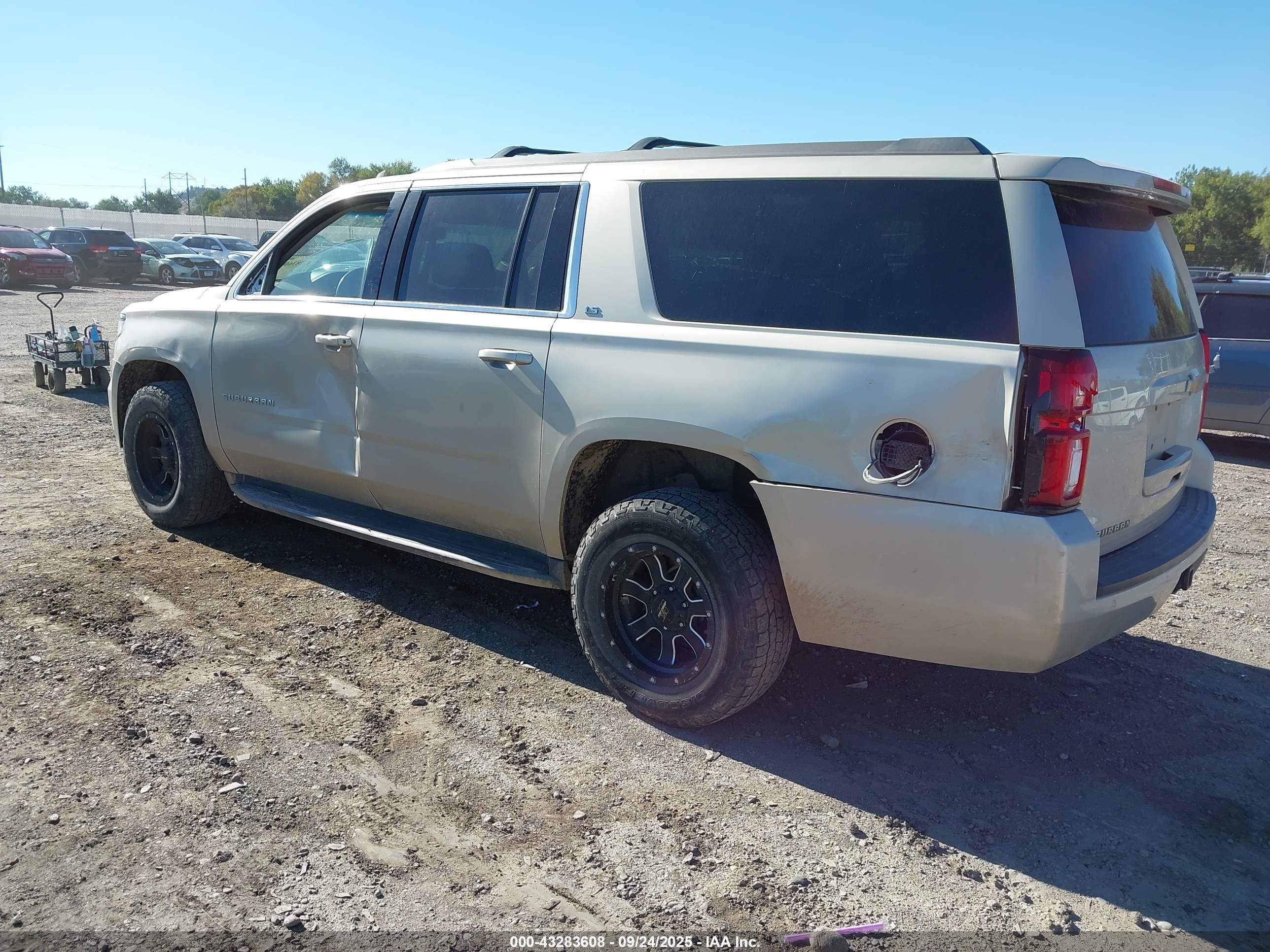 CHEVROLET SUBURBAN image 3