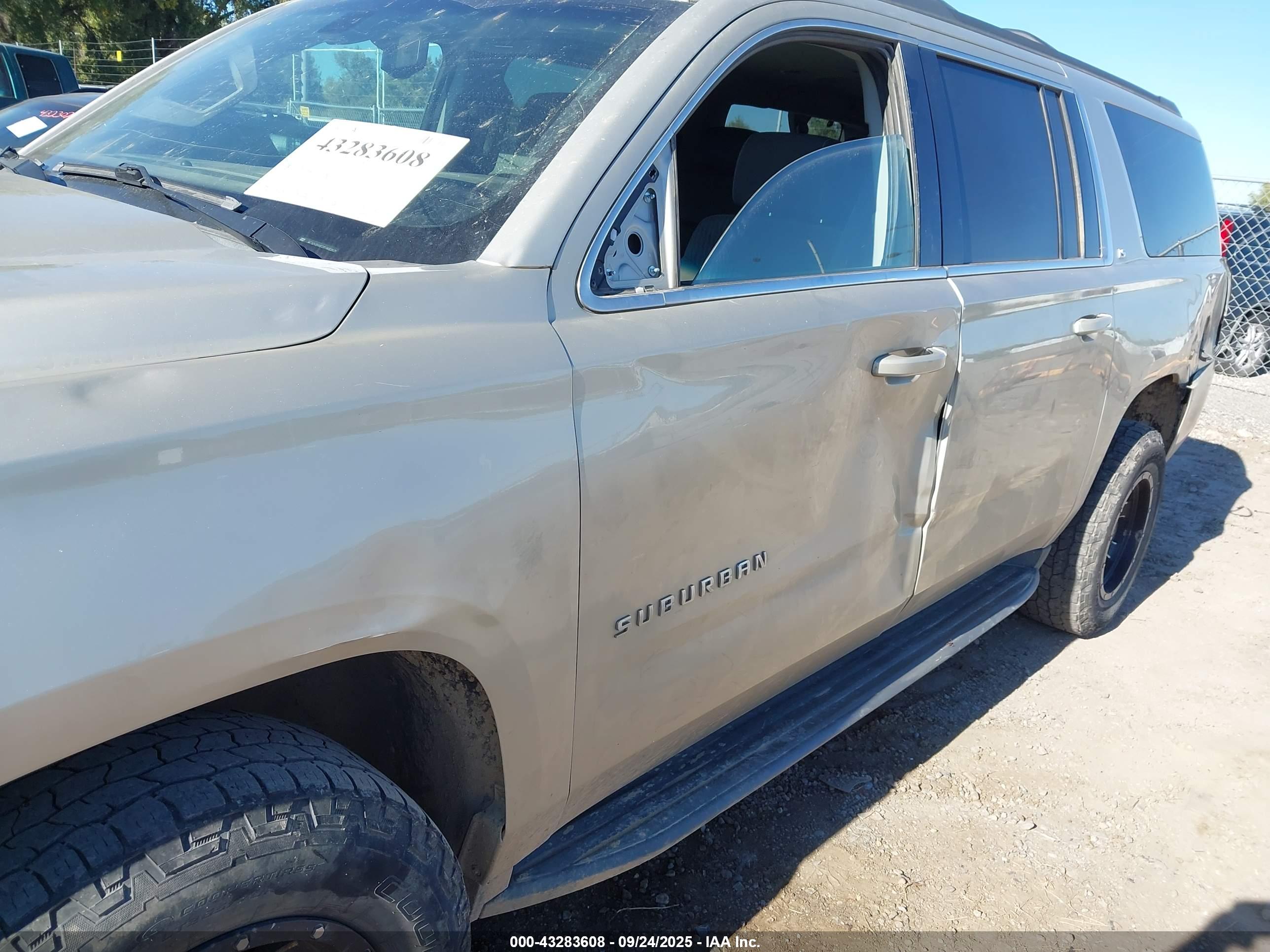 CHEVROLET SUBURBAN image 6