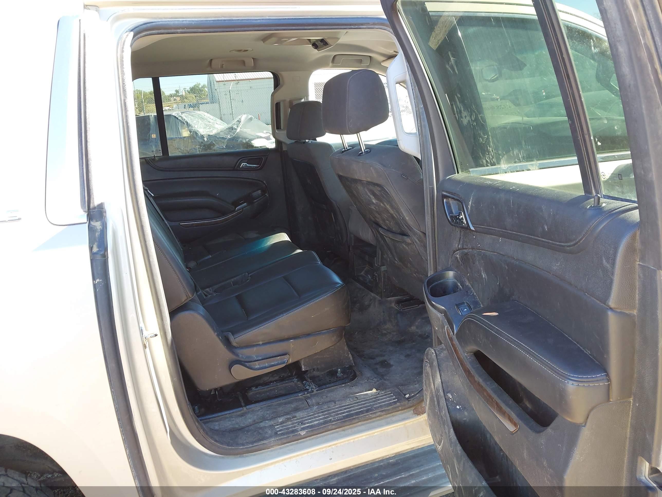 CHEVROLET SUBURBAN image 8