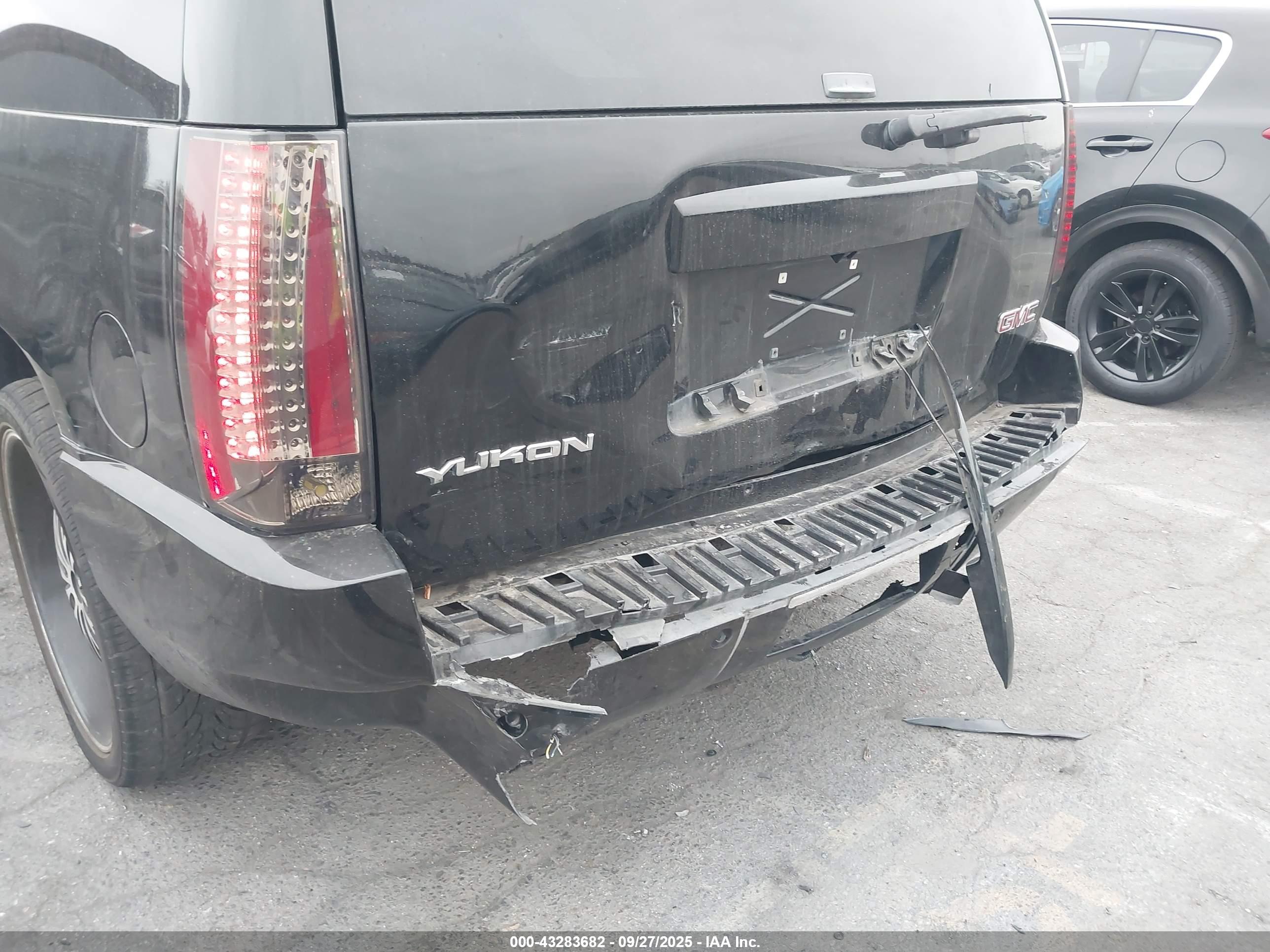GMC YUKON image 6