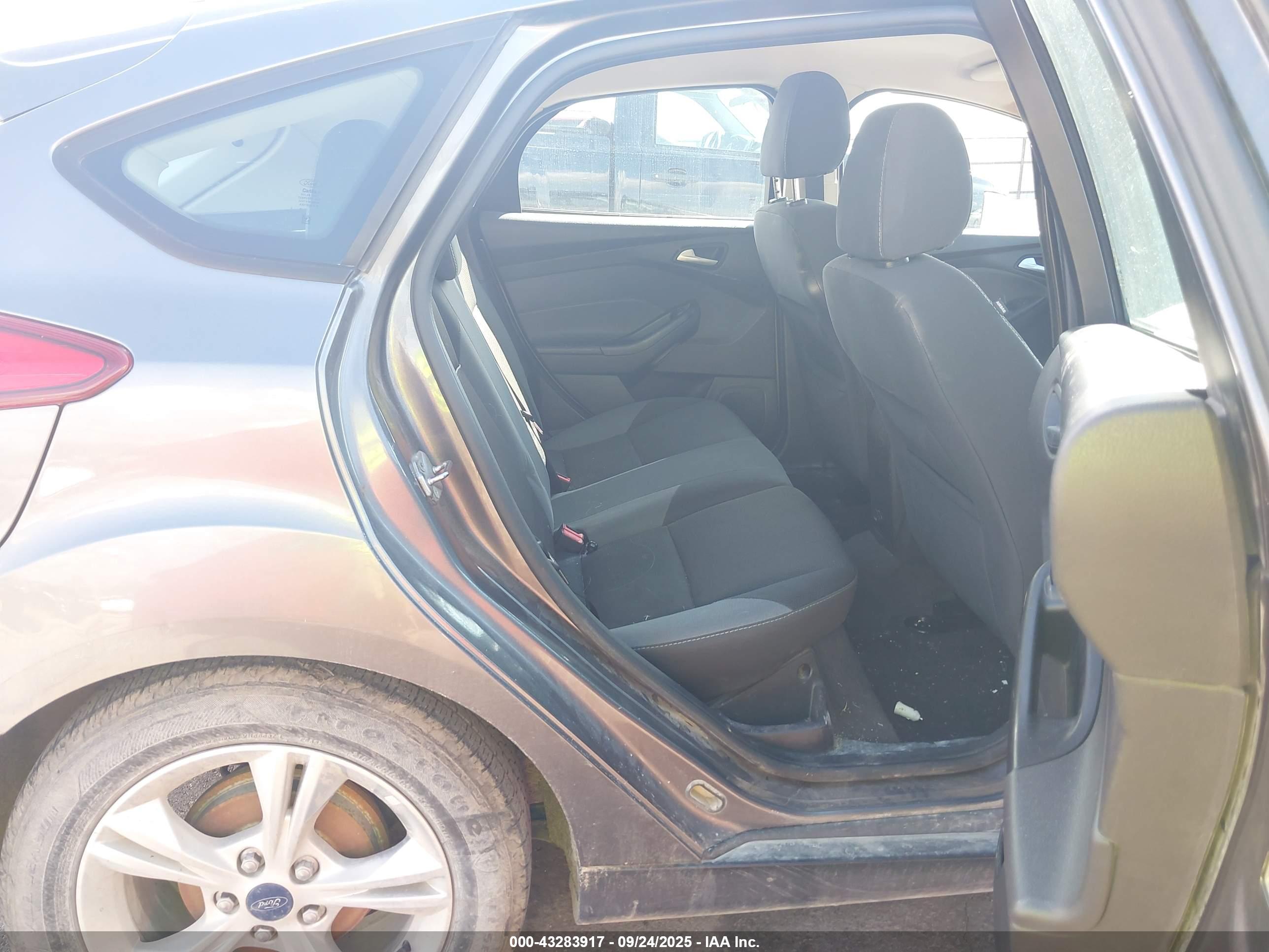 FORD FOCUS image 8