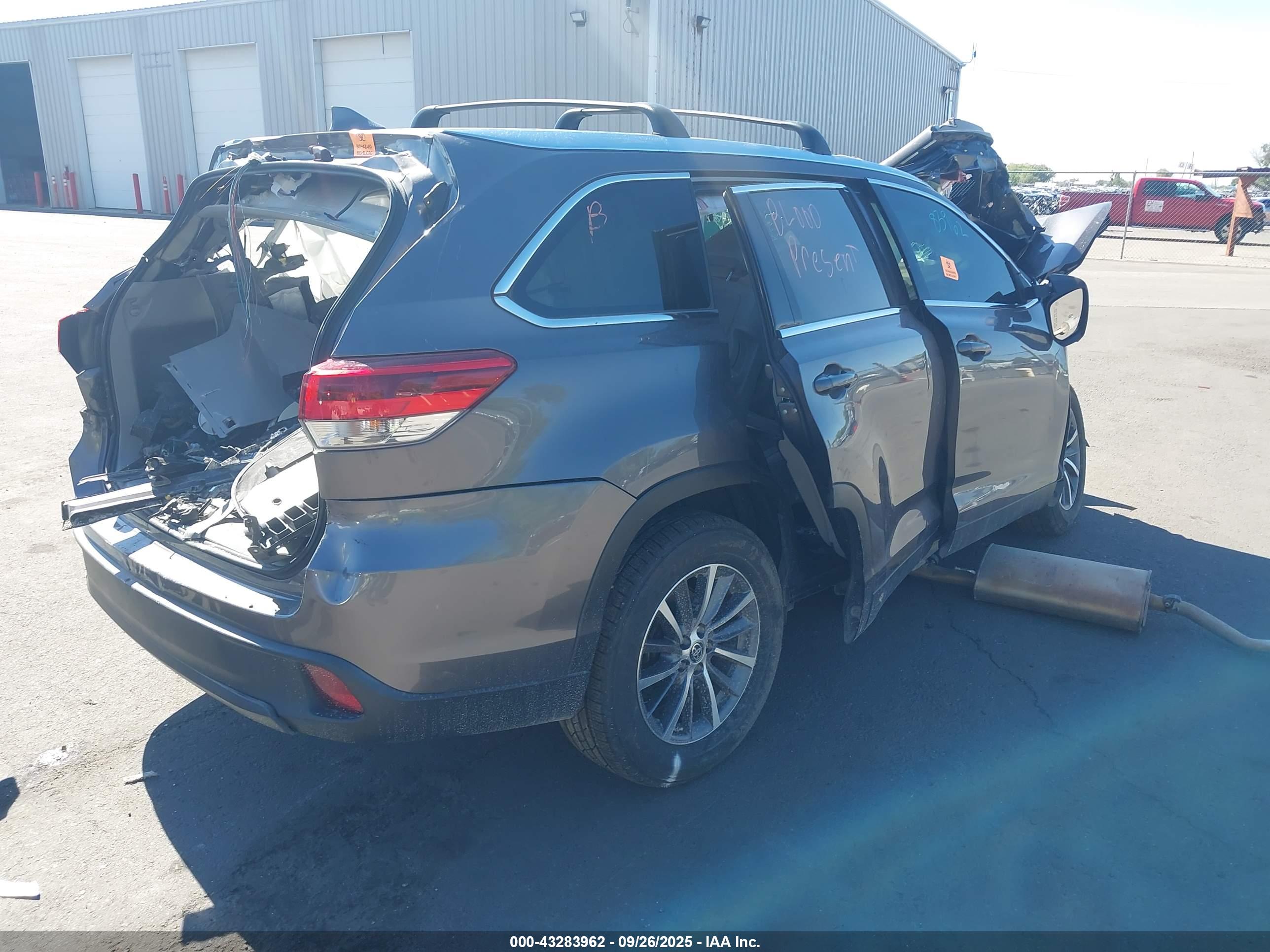 TOYOTA HIGHLANDER image 4