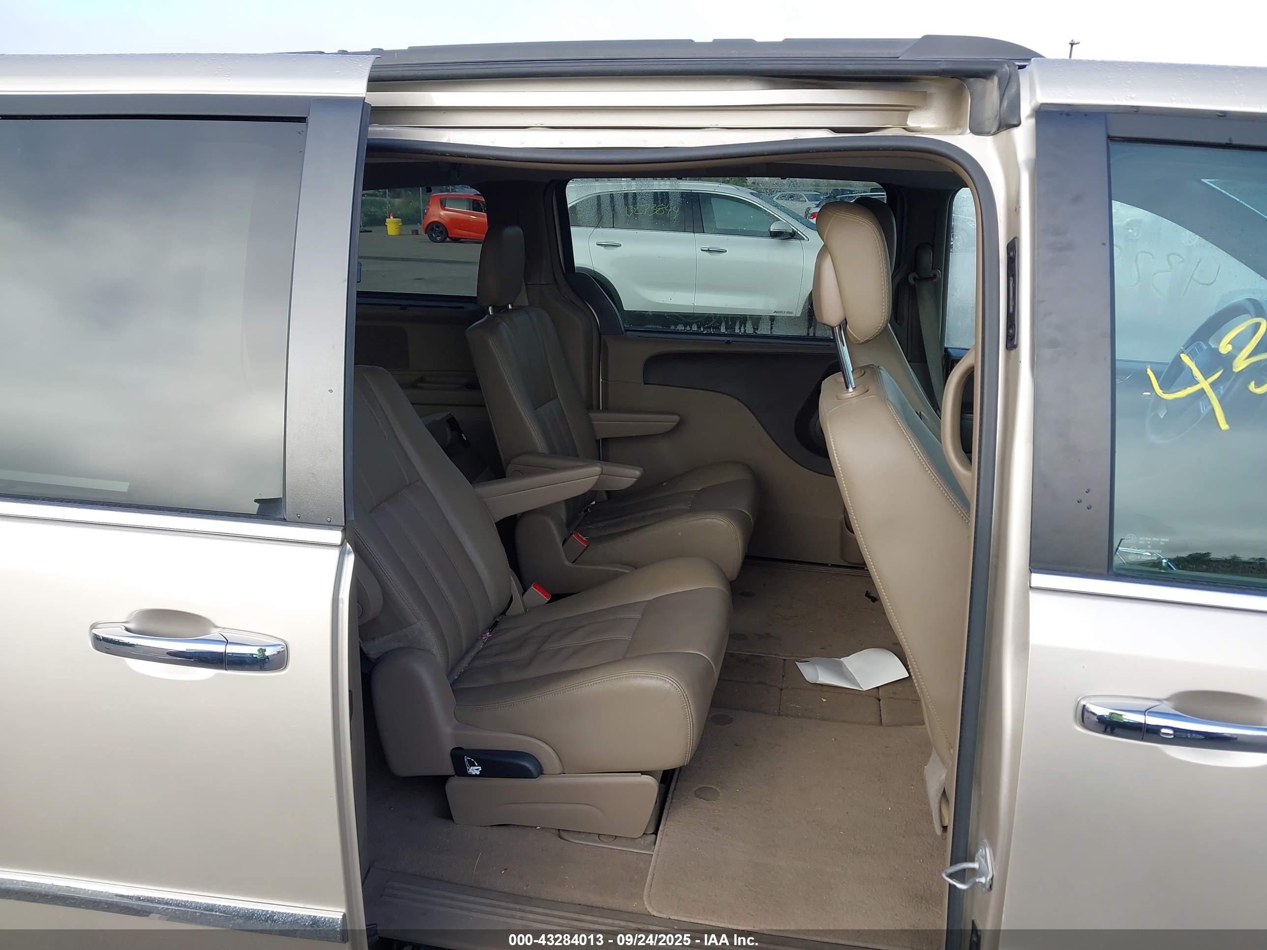 CHRYSLER TOWN image 8