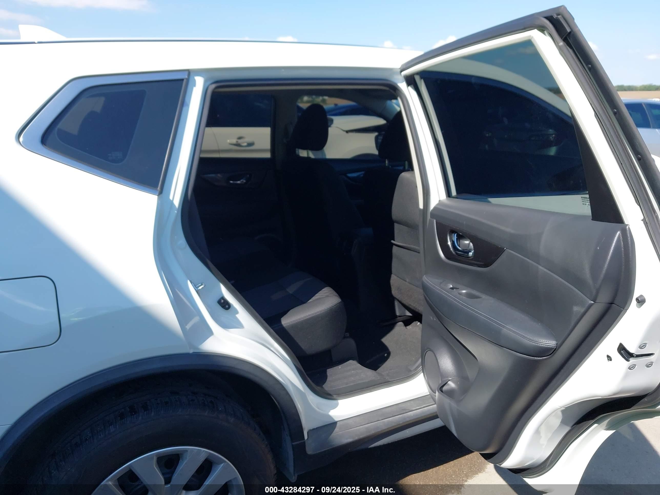 NISSAN ROGUE image 8