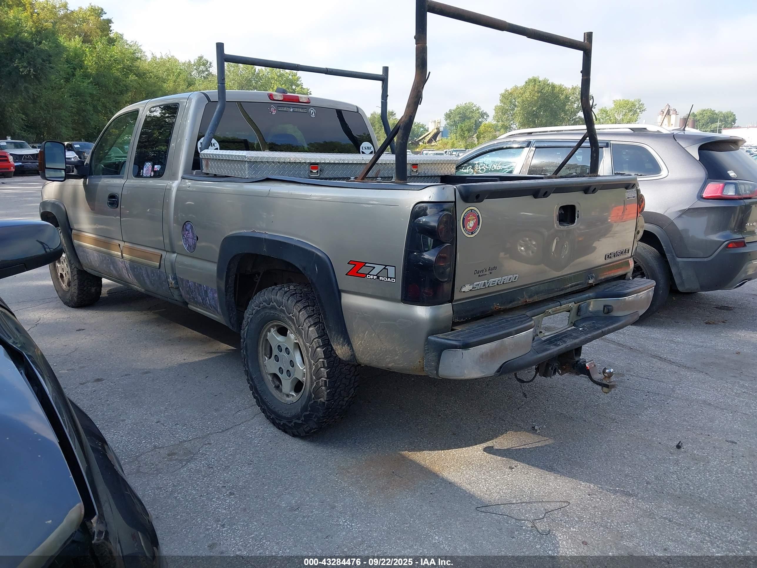 CHEVROLET SILVERADO image 3
