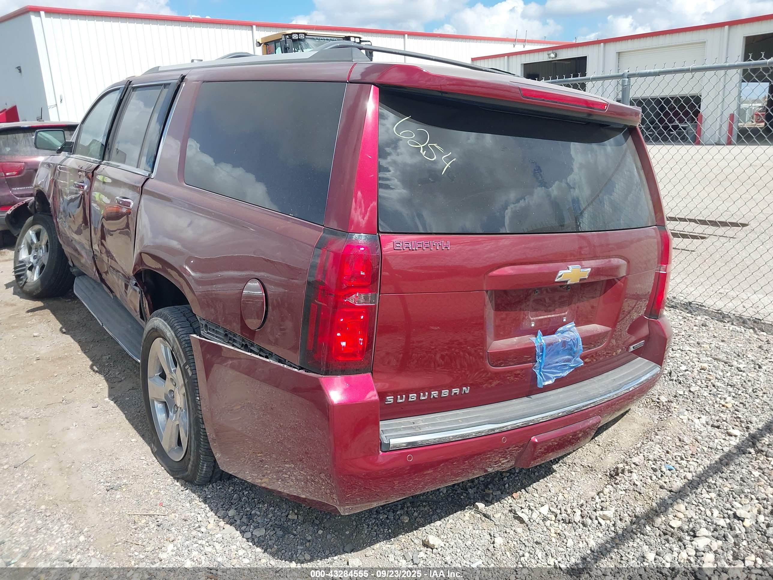CHEVROLET SUBURBAN image 3
