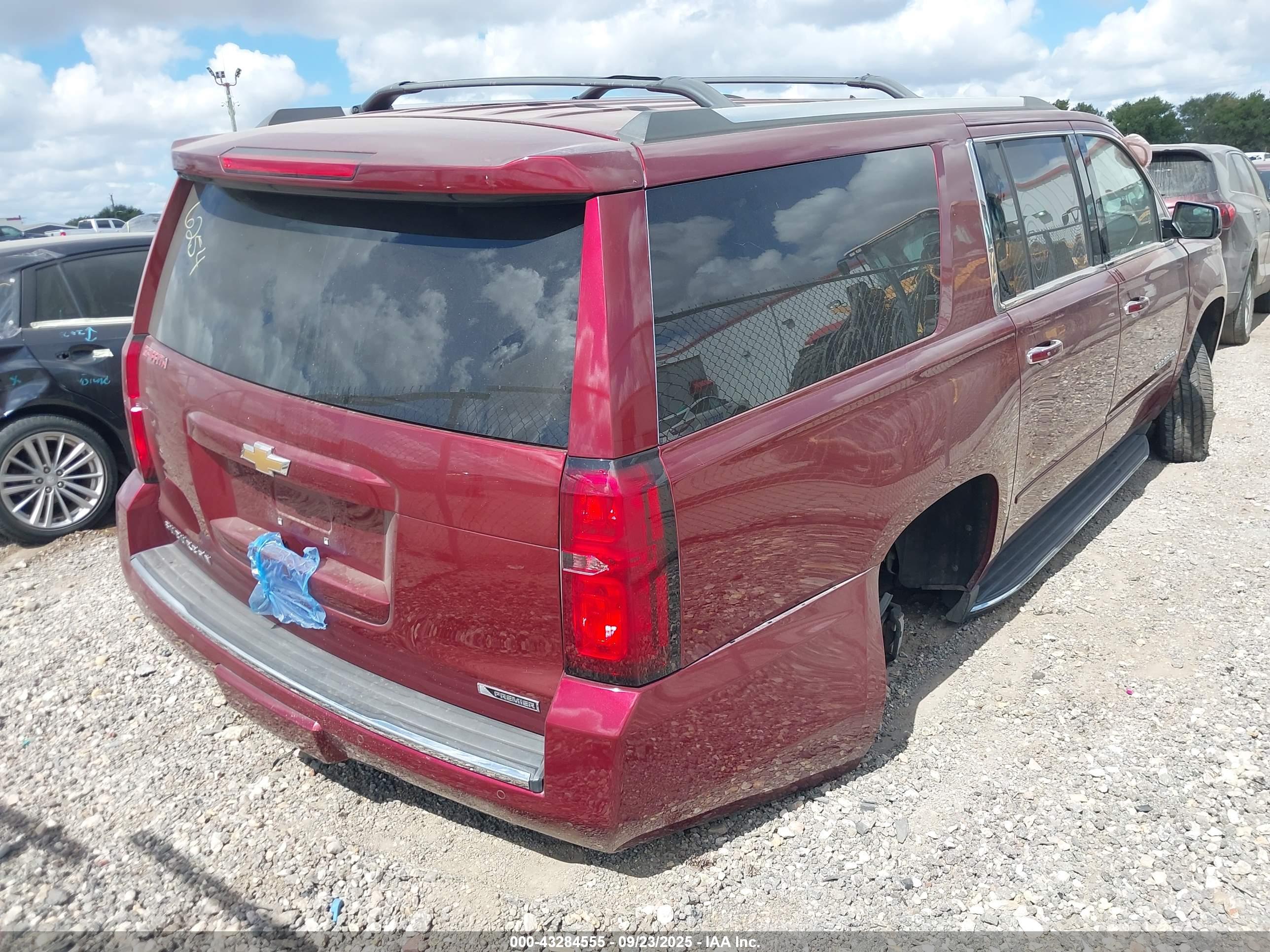 CHEVROLET SUBURBAN image 4