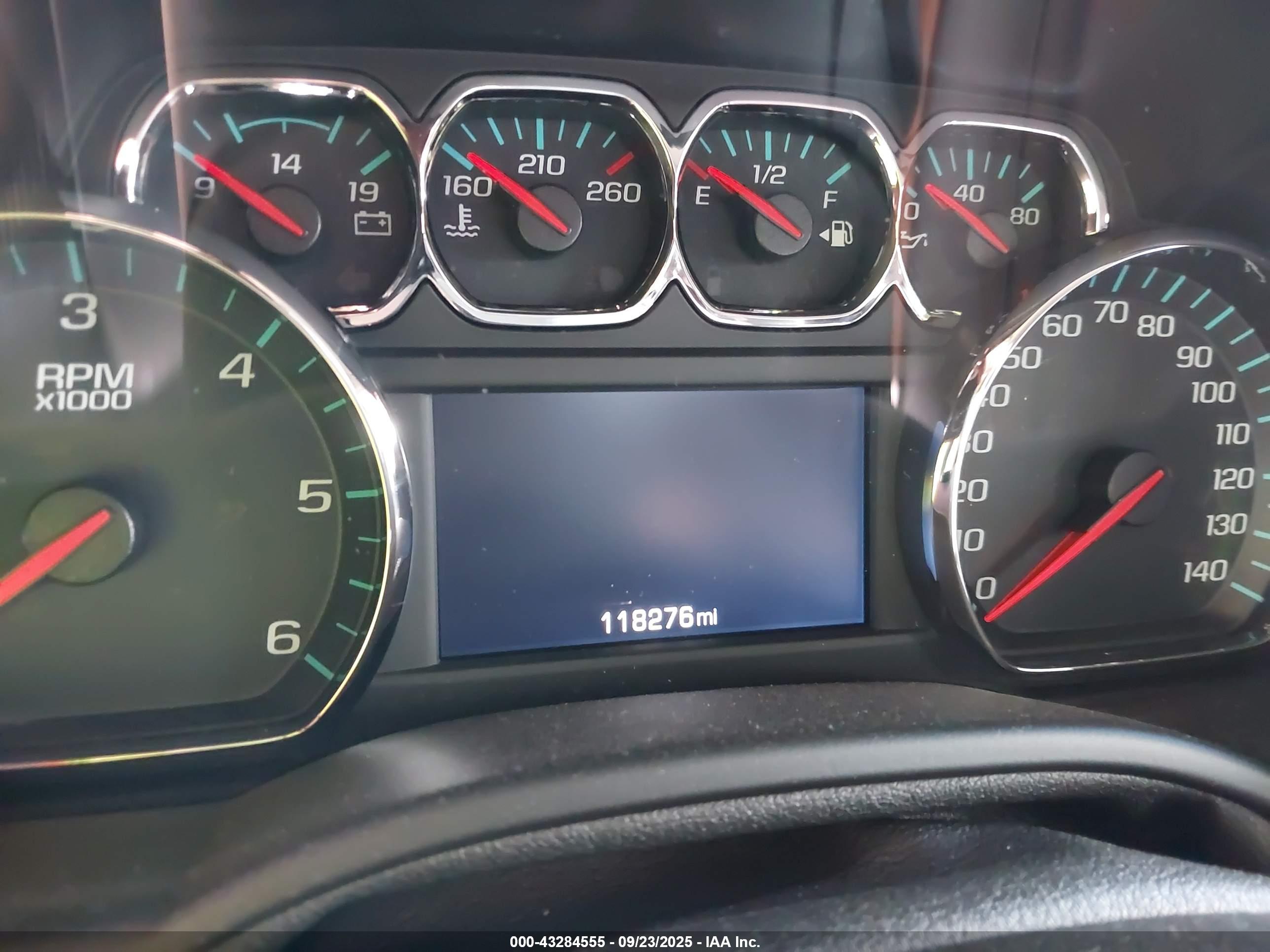 CHEVROLET SUBURBAN image 7