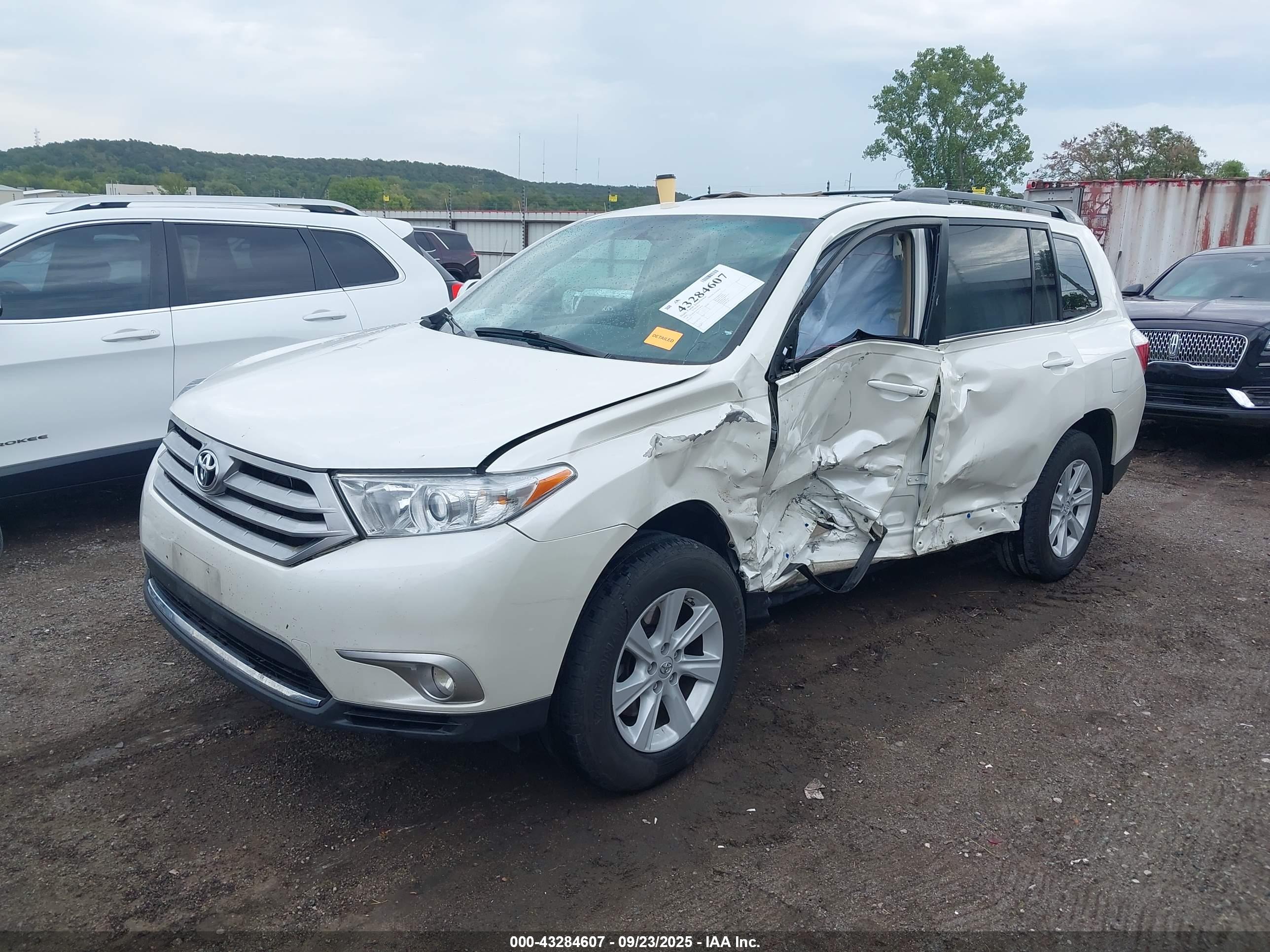 TOYOTA HIGHLANDER image 2