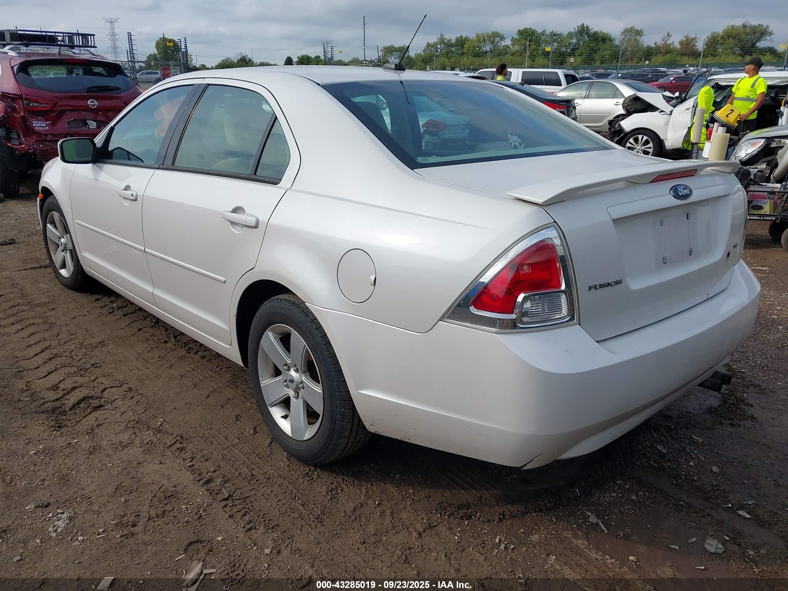 FORD FUSION image 3