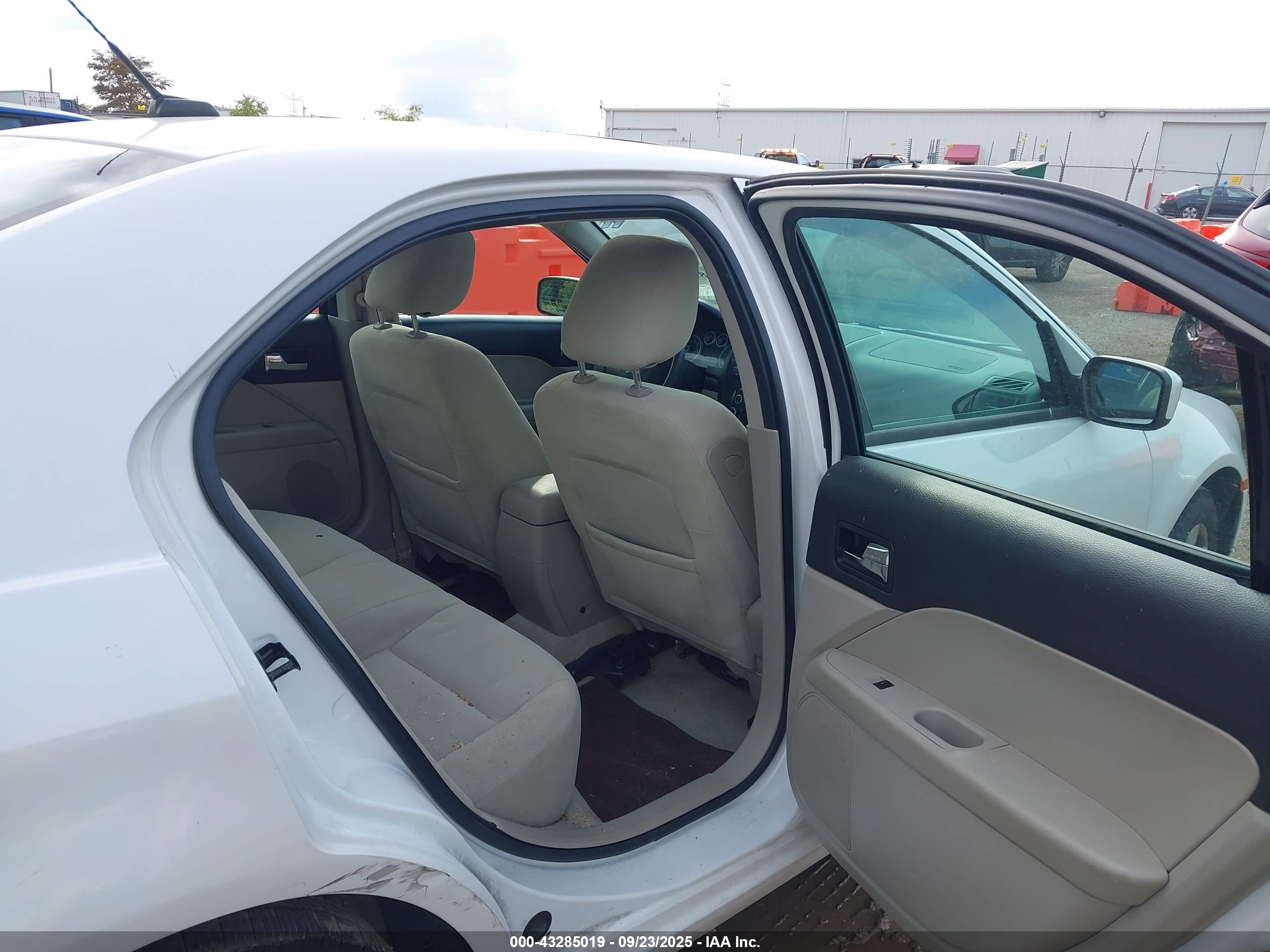 FORD FUSION image 8