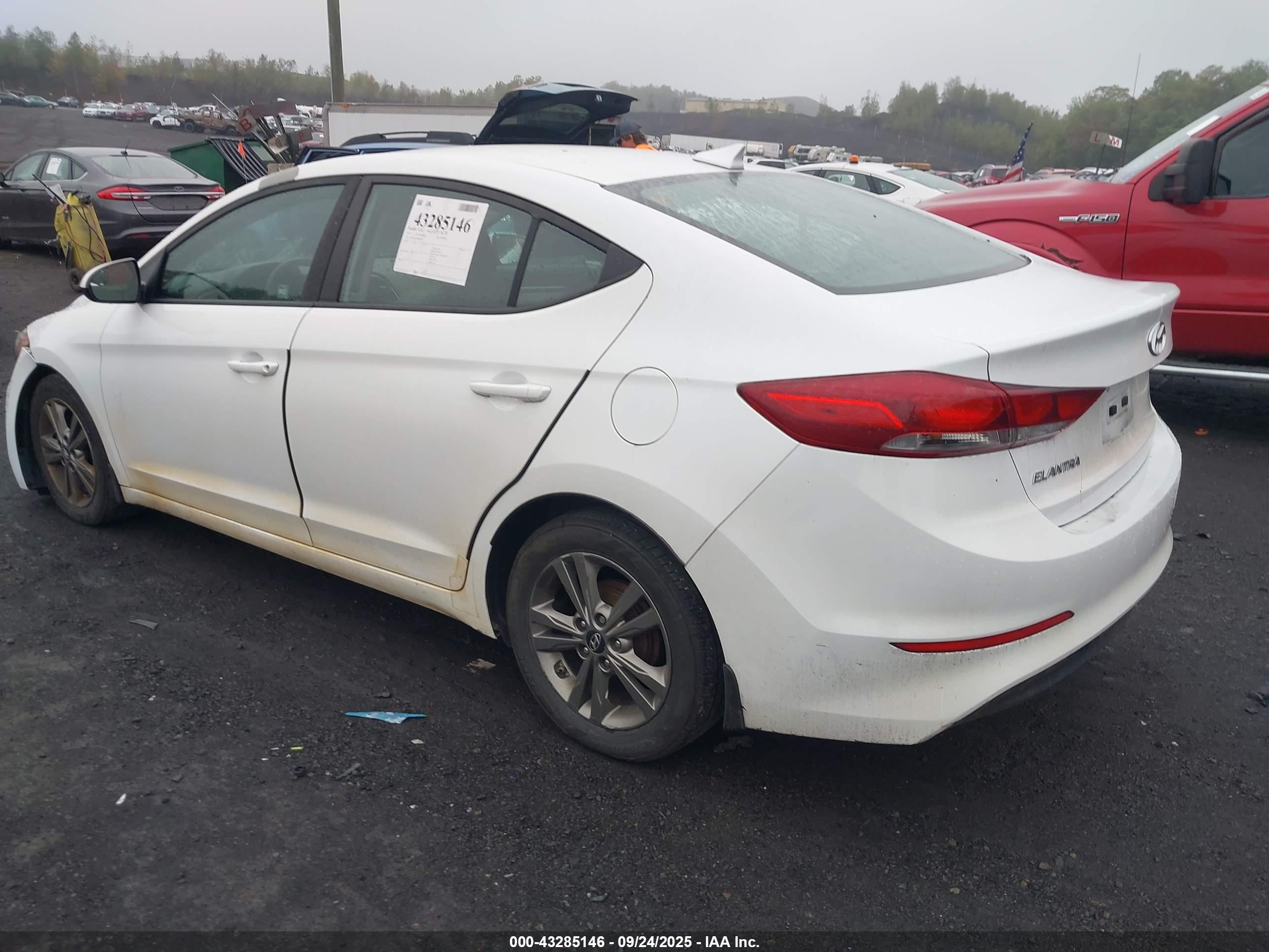 HYUNDAI ELANTRA image 3