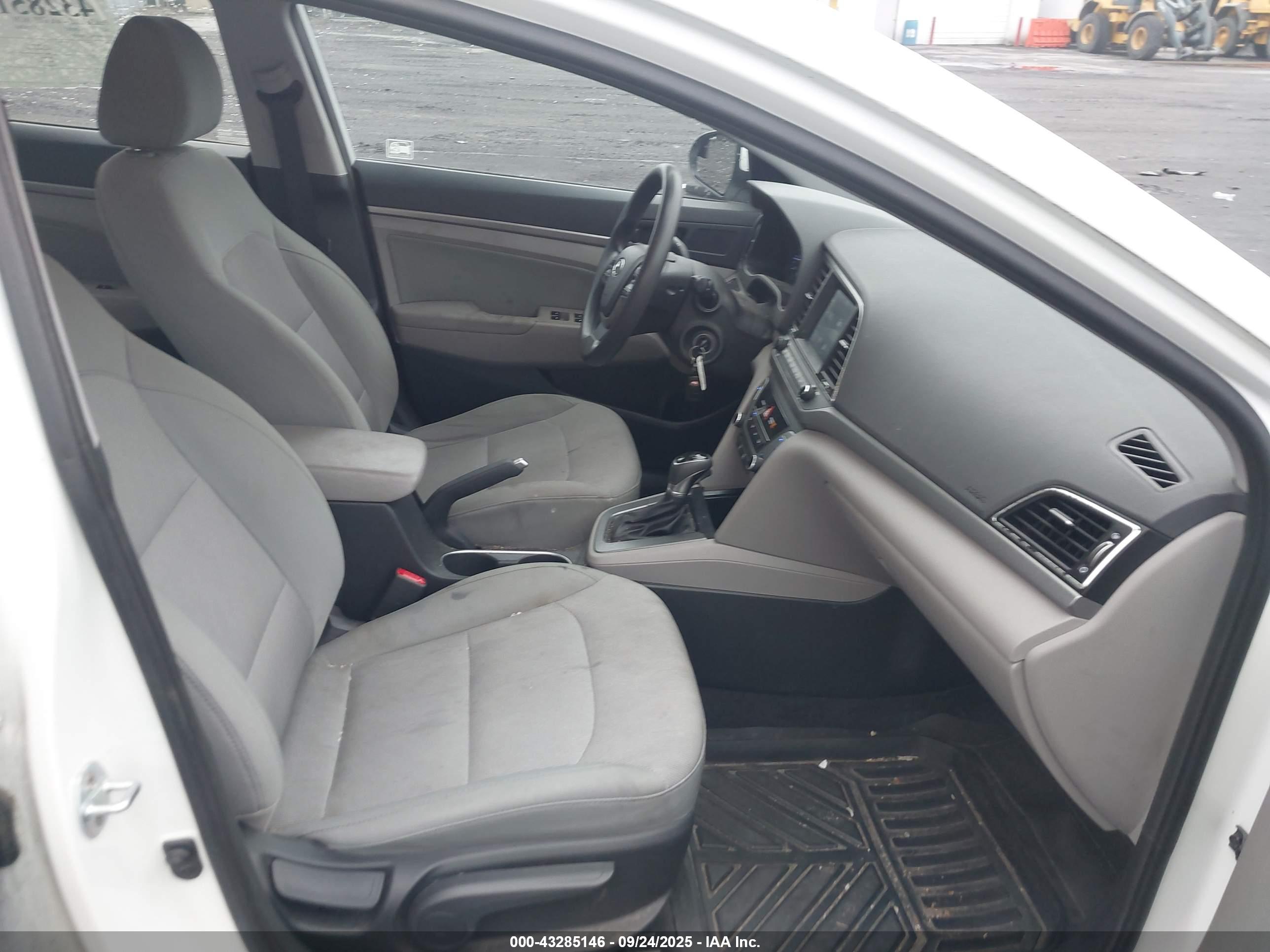 HYUNDAI ELANTRA image 5