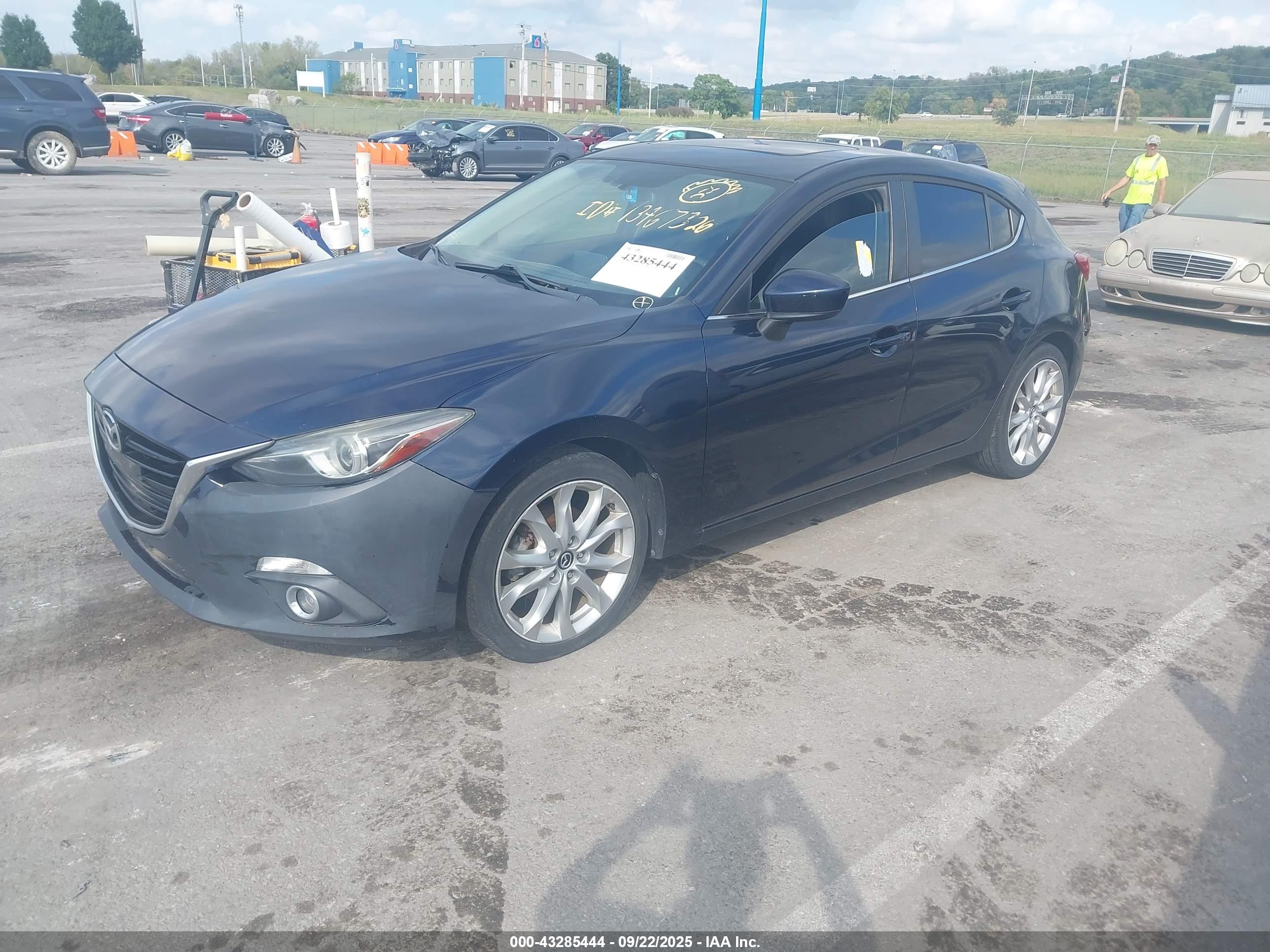MAZDA MAZDA3 image 2