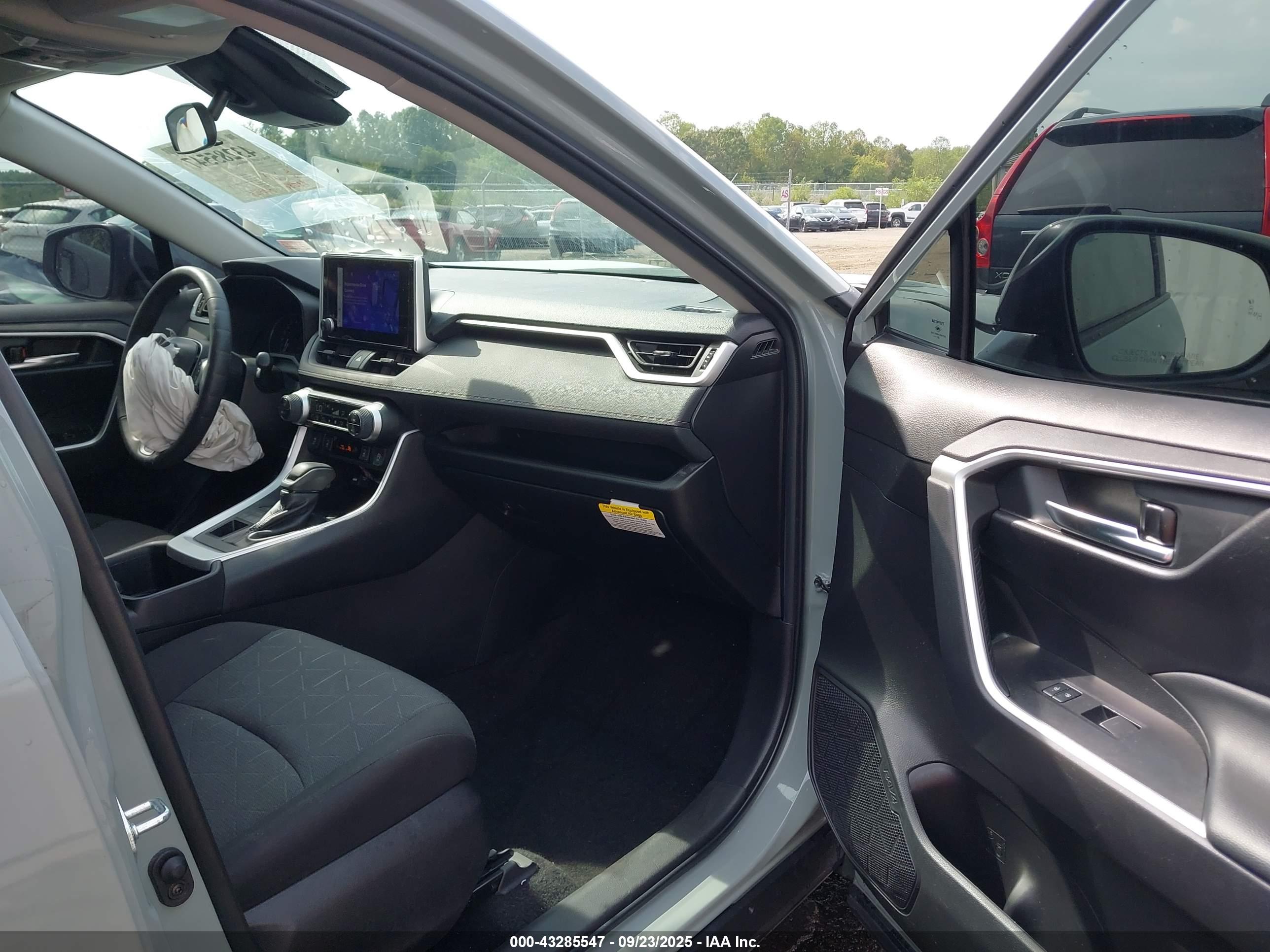 TOYOTA RAV4 image 5