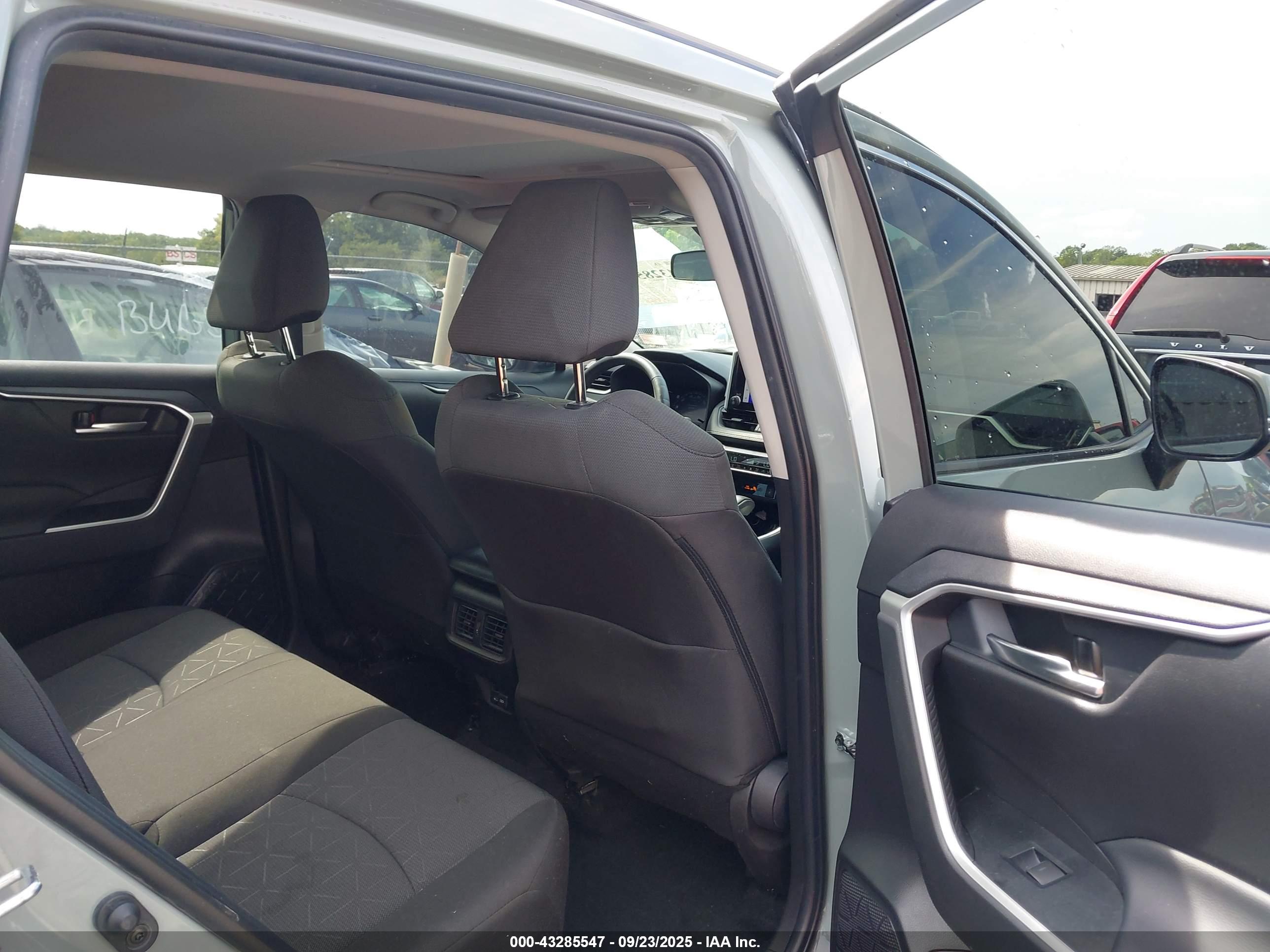 TOYOTA RAV4 image 8