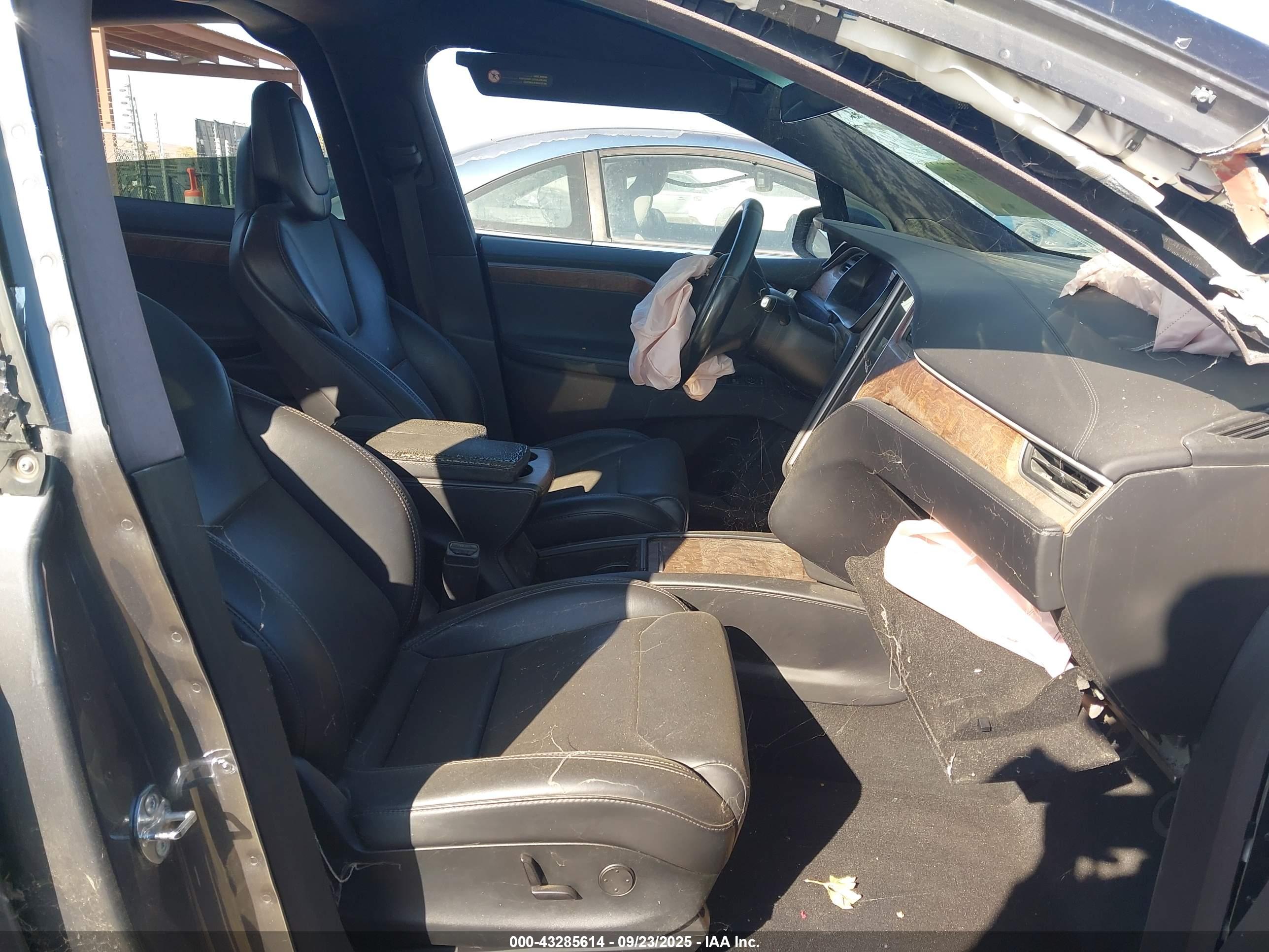 TESLA MODEL image 5