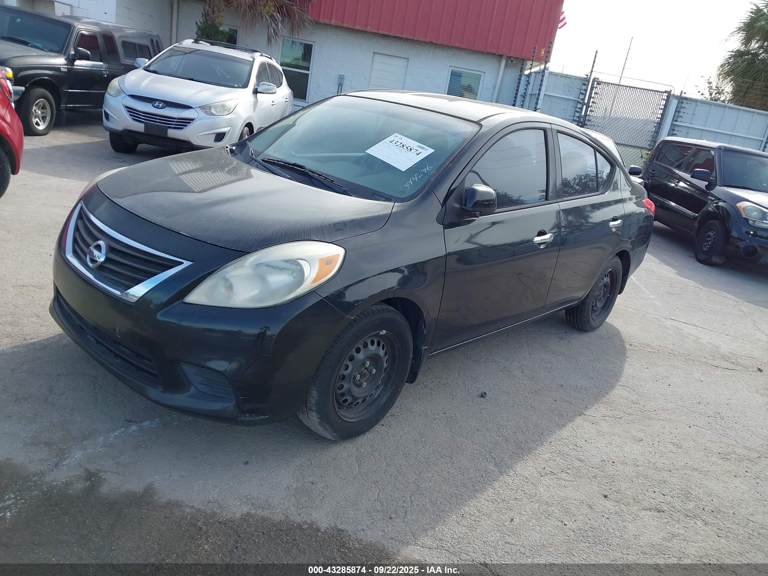 NISSAN VERSA image 2