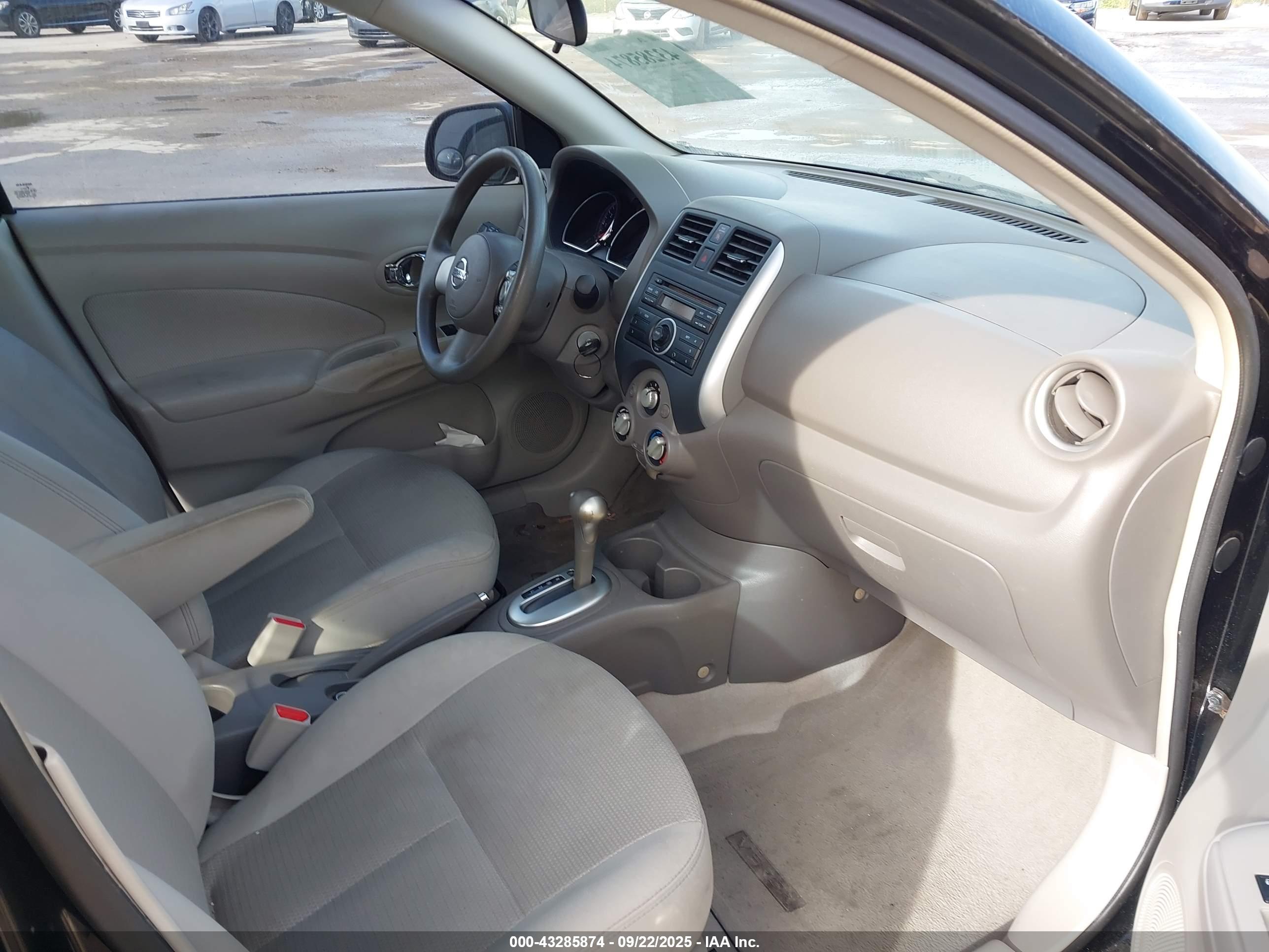 NISSAN VERSA image 5