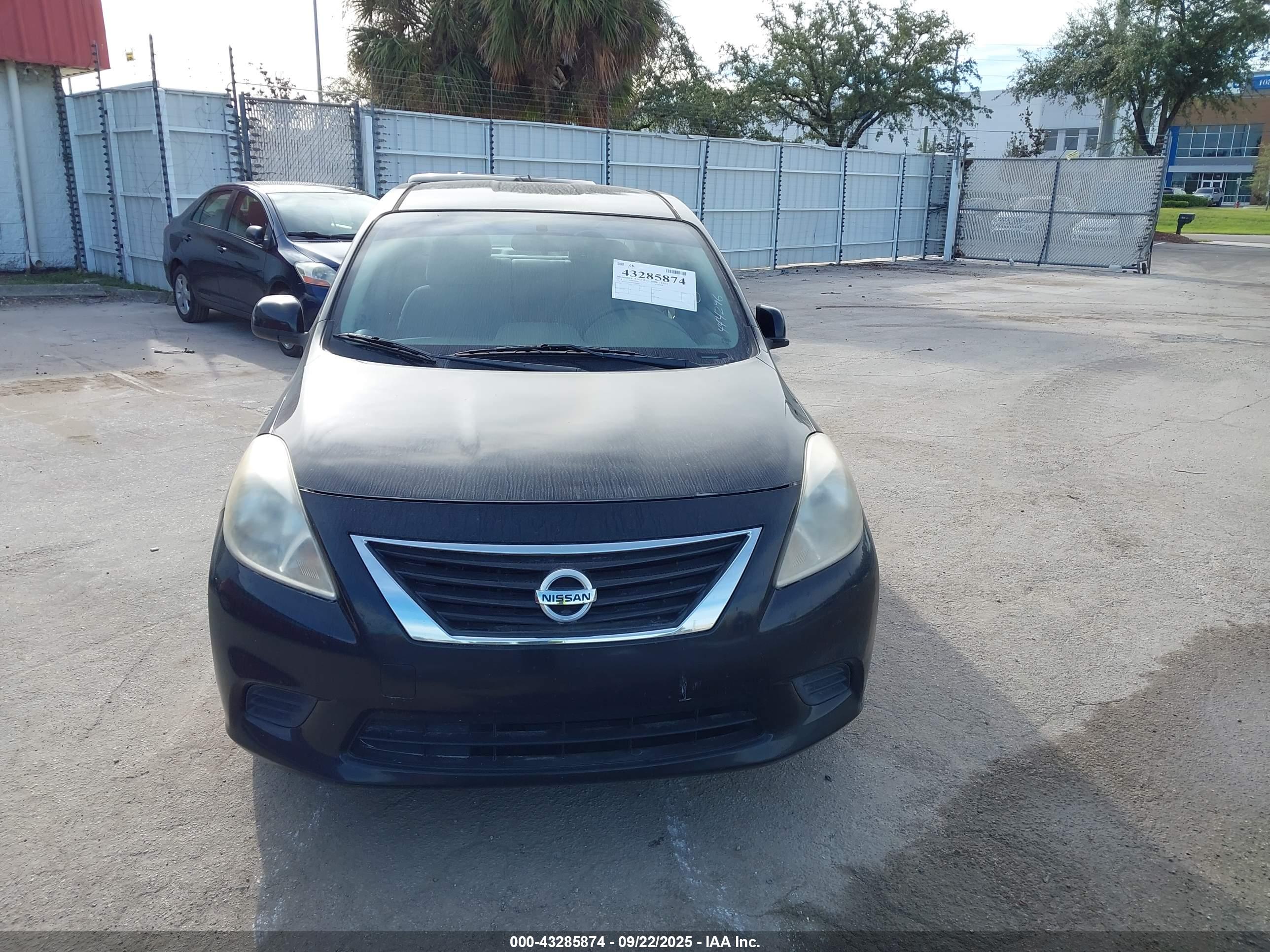 NISSAN VERSA image 6
