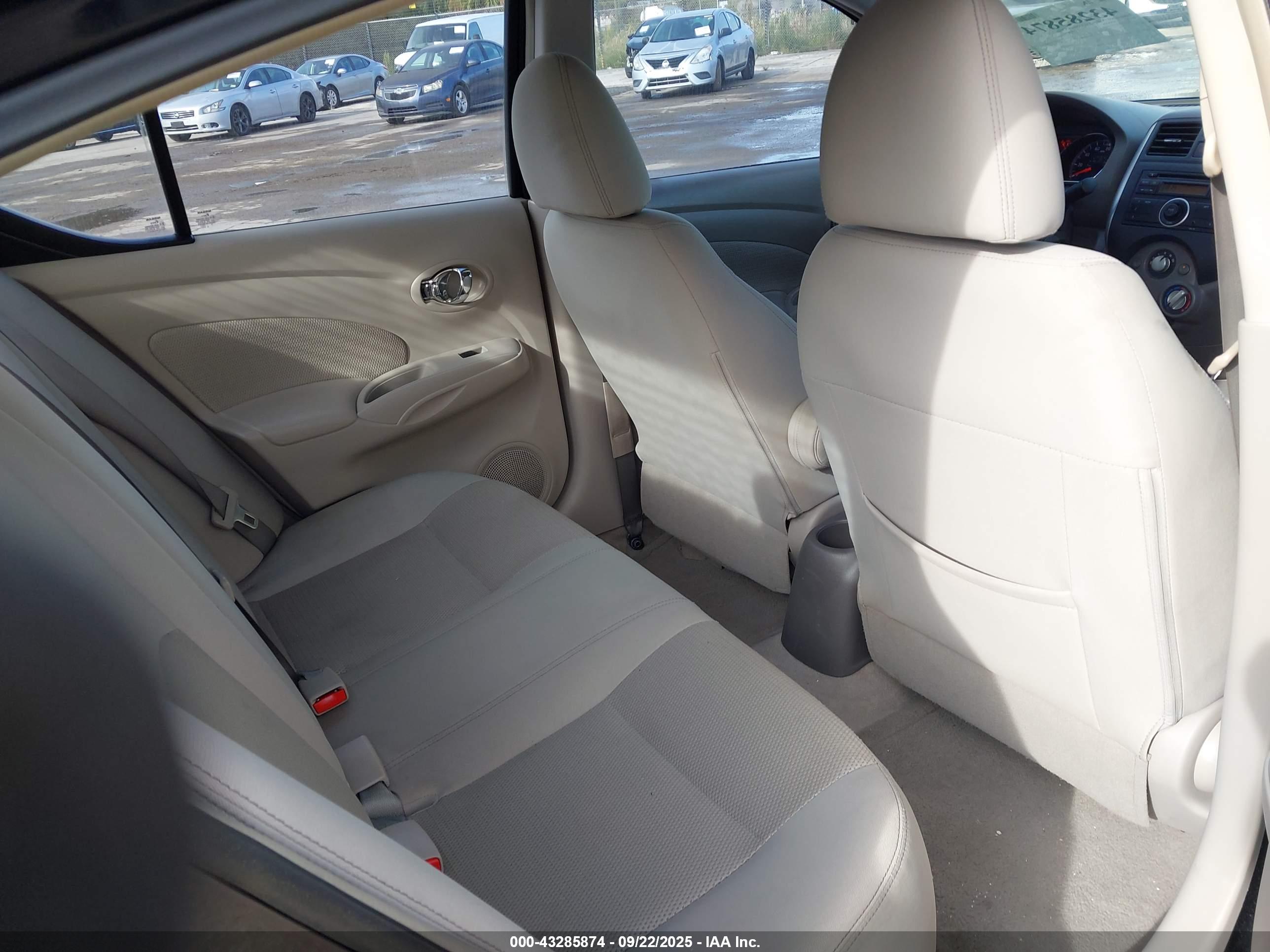 NISSAN VERSA image 8